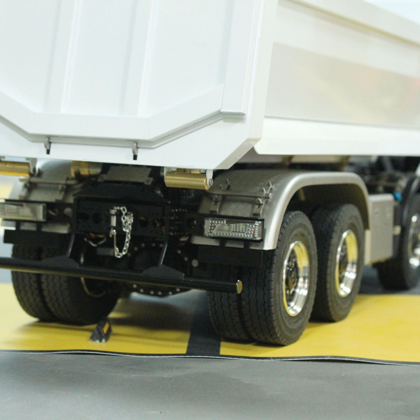 Metal 1/14 8*8 Hydraulic RC Dumper Car Radio Control Full Dump Truck with U-shaped High Bucket Sound Light 3-speed Transmission