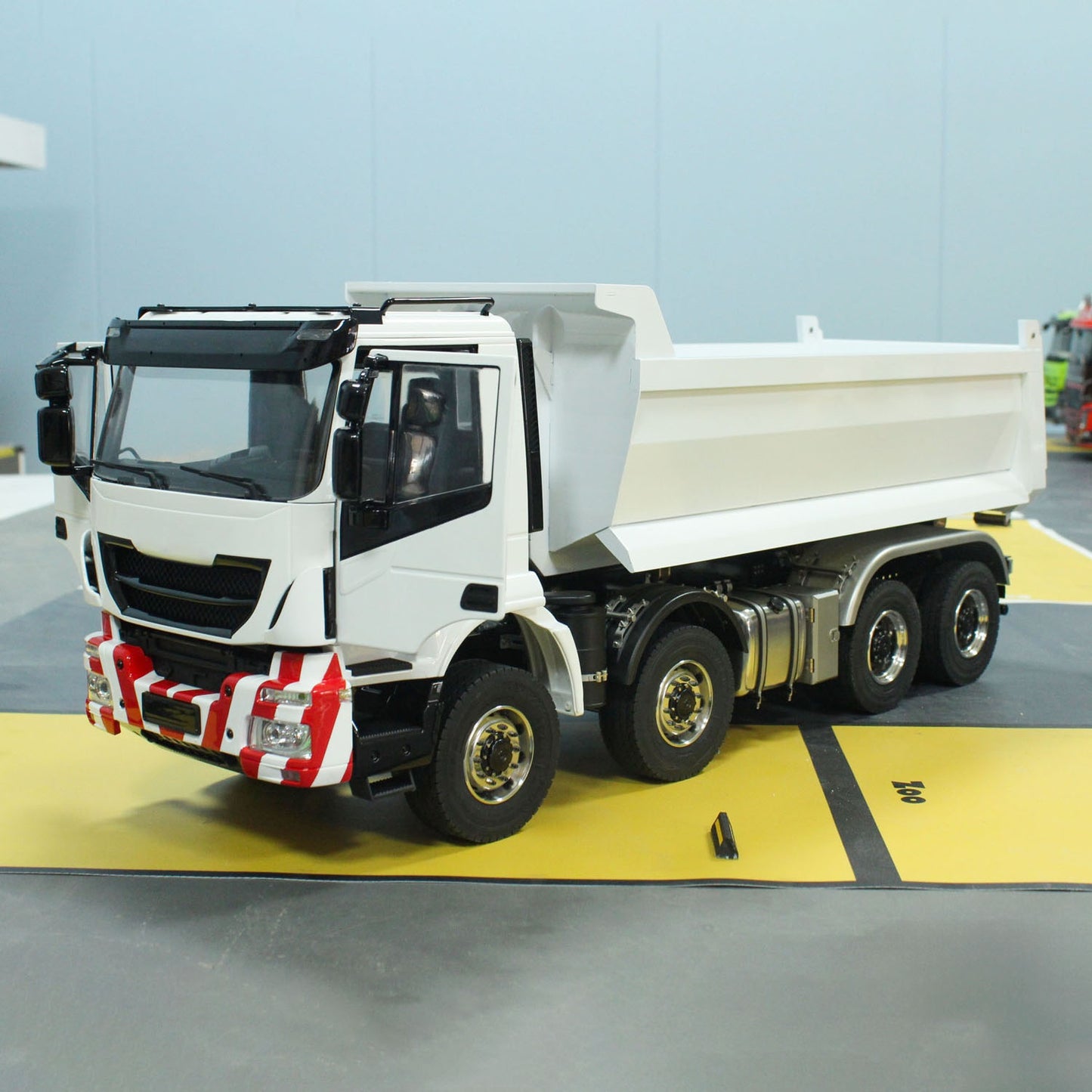 Metal 1/14 8*8 Hydraulic RC Dumper Car Radio Control Full Dump Truck with U-shaped High Bucket Sound Light 3-speed Transmission