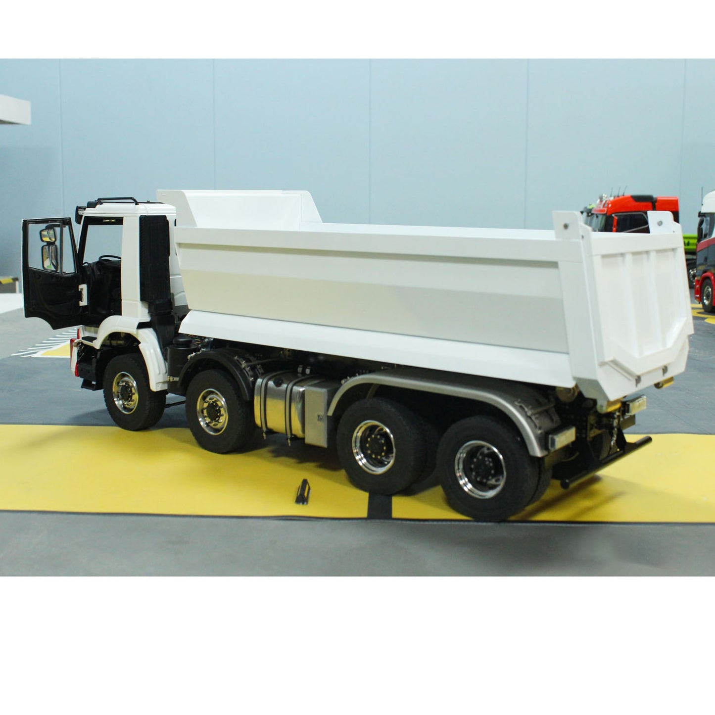 Metal 1/14 8*8 Hydraulic RC Dumper Car Radio Control Full Dump Truck with U-shaped High Bucket Sound Light 3-speed Transmission
