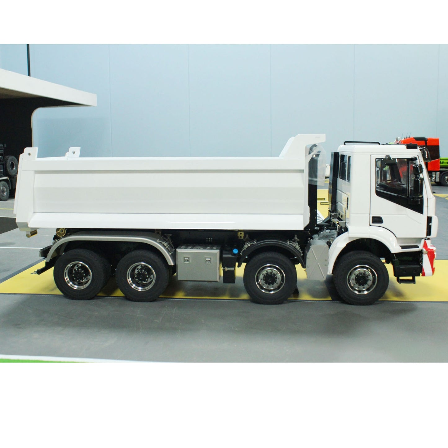 Metal 1/14 8*8 Hydraulic RC Dumper Car Radio Control Full Dump Truck with U-shaped High Bucket Sound Light 3-speed Transmission
