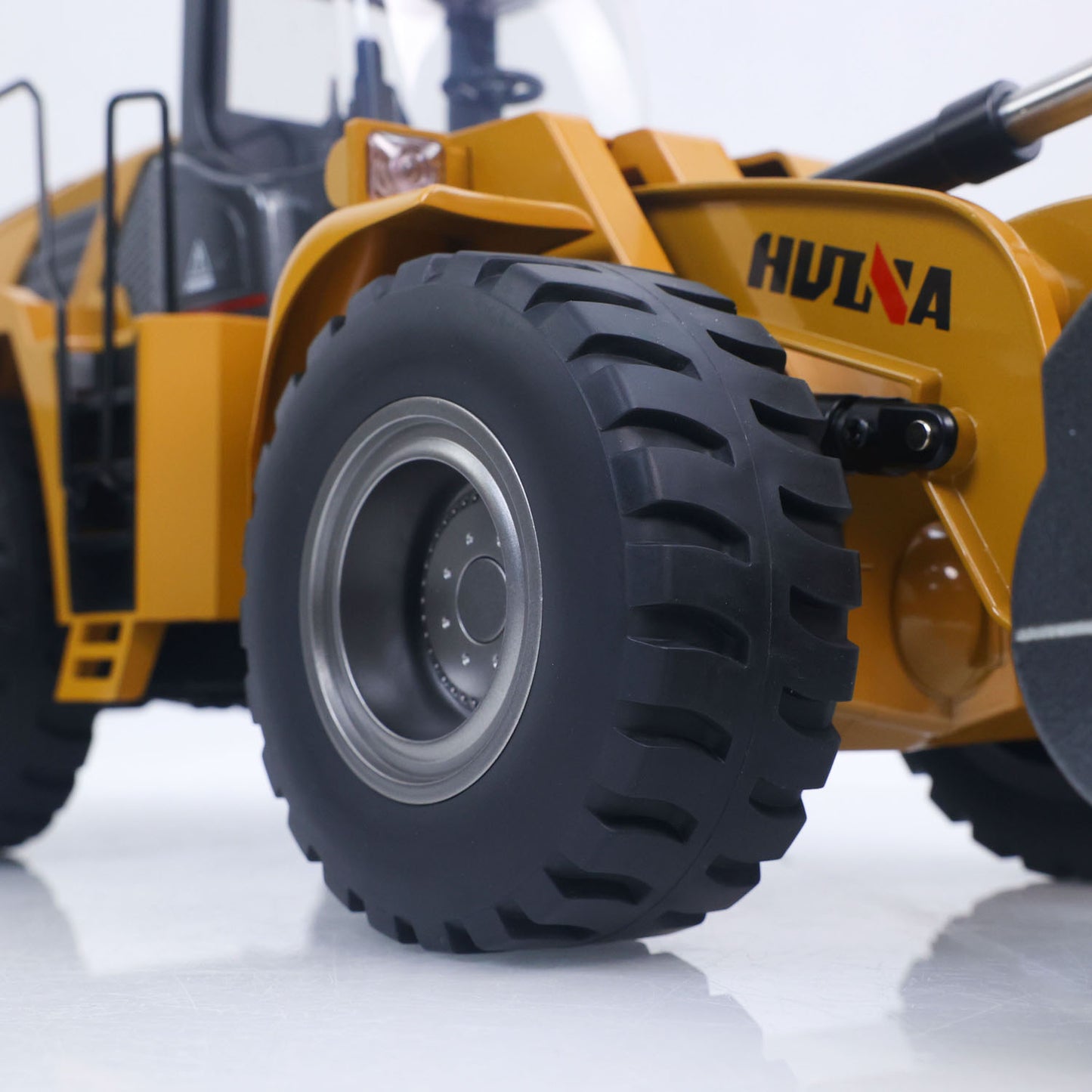 Fast Shipping 1/14 HUINA Toys 2.4G Radio Controlled Loader 1583 Electric Lifting System Lights Sound RC Construction Vehicles Assembled