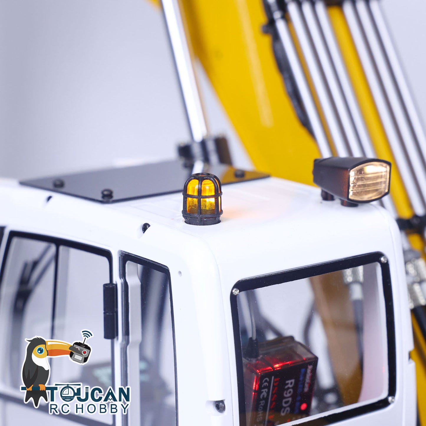 1/14 RC Hydraulic Excavator 946 Digger Clamshell Bucket Ripper Metal Booms Tracks Bucket Rotation Cabin Oil Tube Gift for Boy