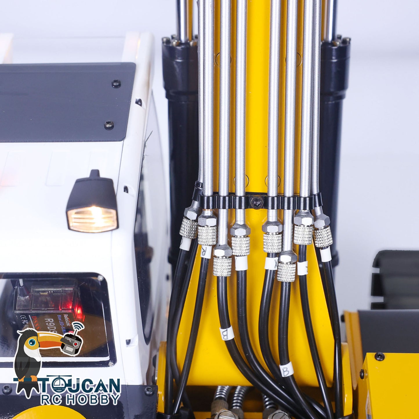 1/14 RC Hydraulic Excavator 946 Digger Clamshell Bucket Ripper Metal Booms Tracks Bucket Rotation Cabin Oil Tube Gift for Boy