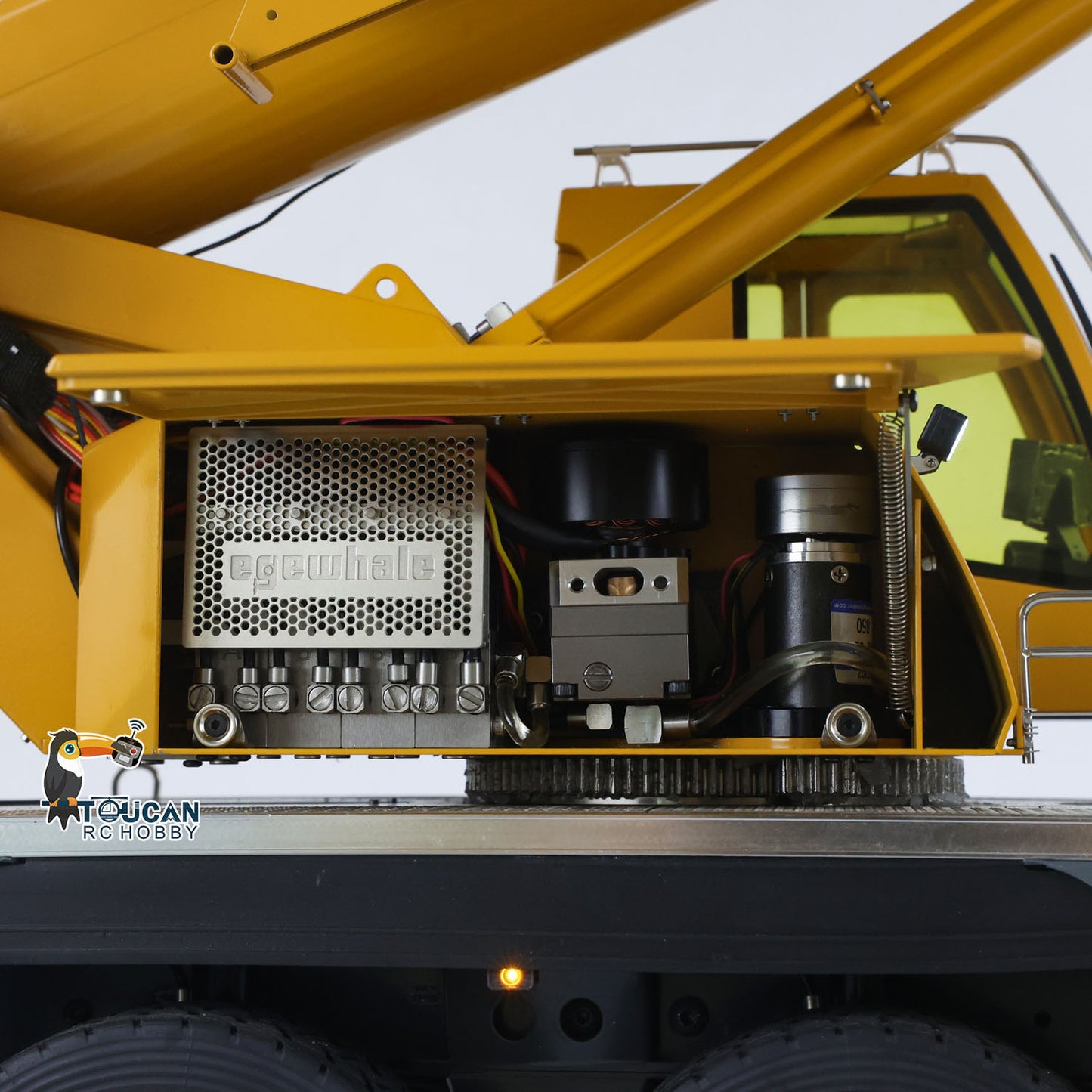 Eyewhale D1050 Metal 1/14 RC Hydraulic Mobile Crane Truck All Terrain Vehicle 3Axles Radio Control Hoist Model Paladin PL18EV