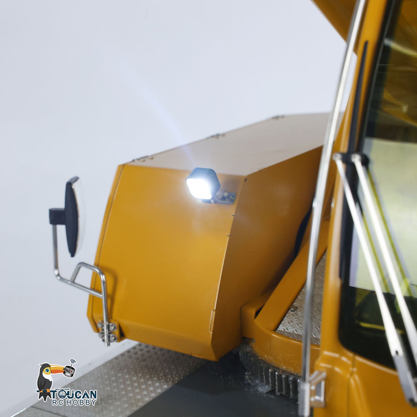 Eyewhale D1050 Metal 1/14 RC Hydraulic Mobile Crane Truck All Terrain Vehicle 3Axles Radio Control Hoist Model Paladin PL18EV