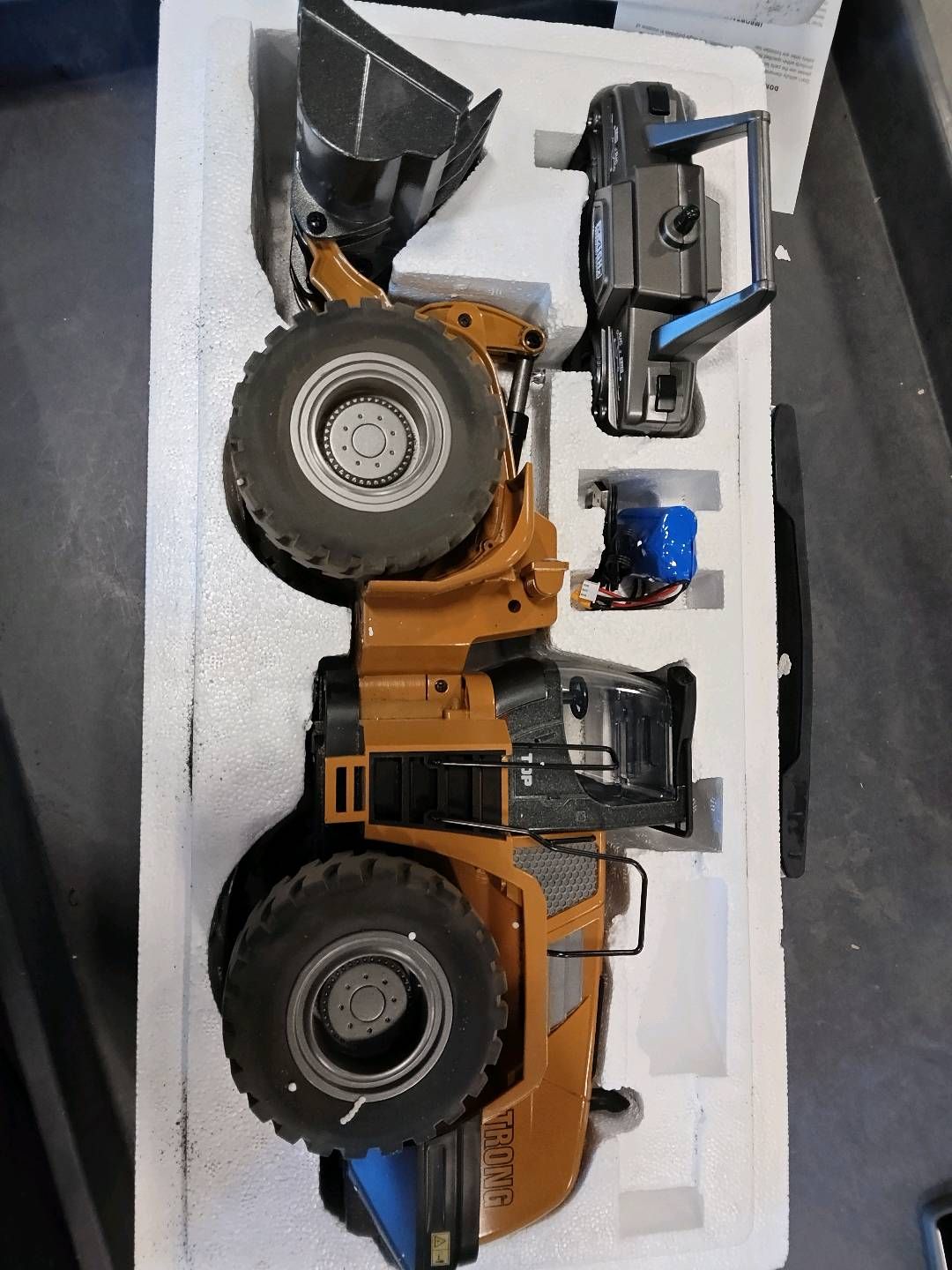 Second Hand CA Stock 1/14 HUINA Toys 2.4G 1583 RC Loader Electric Lifting System Lights Sound RC Construction Vehicles Assembled