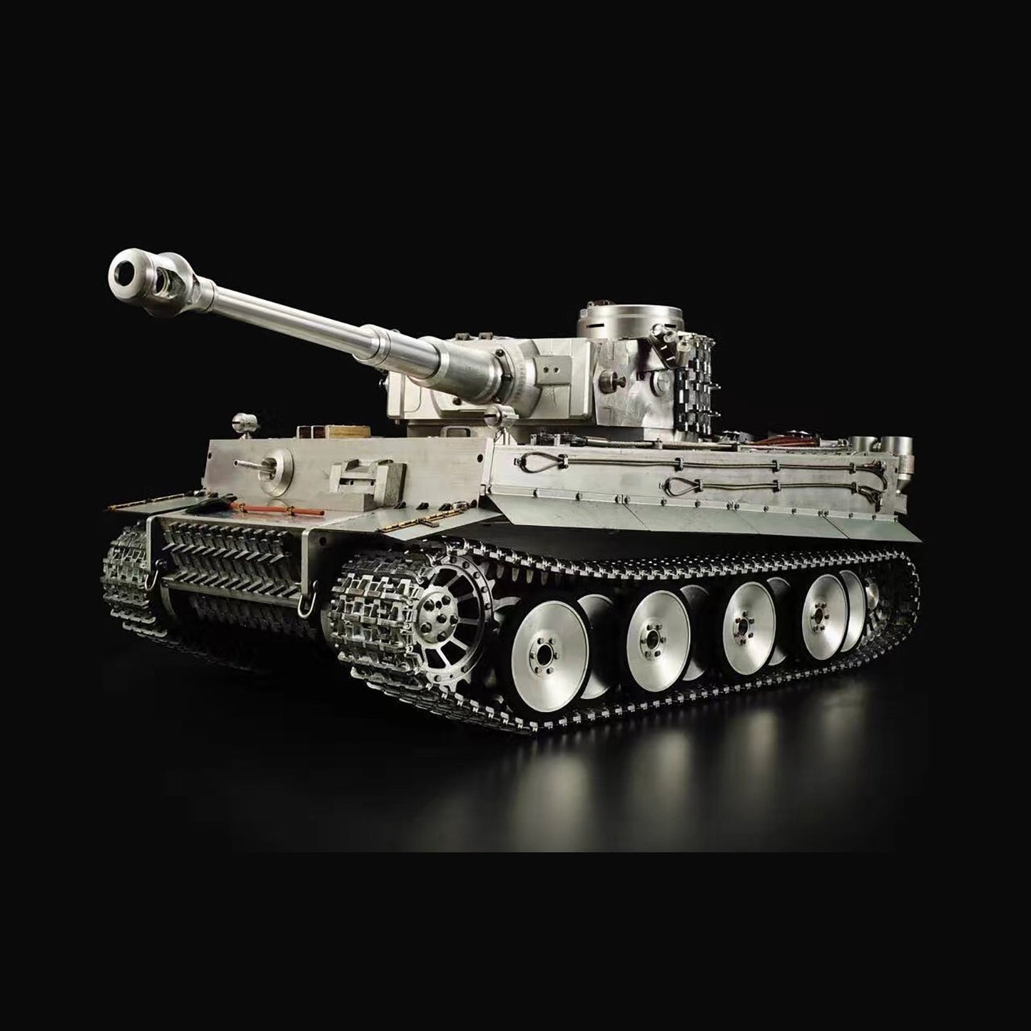 Henglong 1/6 Scale Full Metal German Tiger I RTR RC Tank 3818 Tracks Radio controller Barrel Recoil 360 Degrees Turret Battery Charger