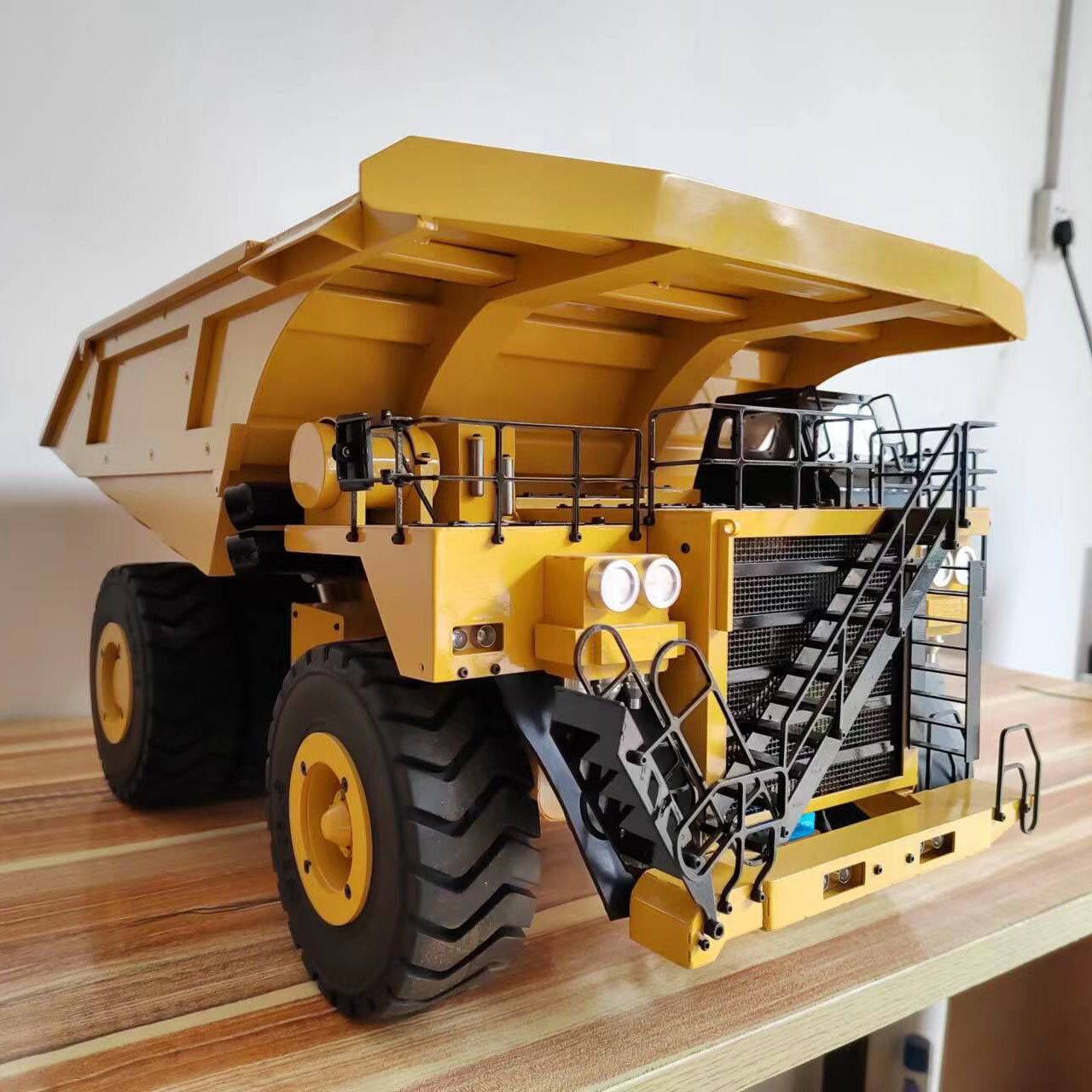 1/20 793D Metal Hydraulic RC Mine Truck Remote Controlled Heavy-duty Dumper Model Car I6X Radio Lights 61*38*30cm