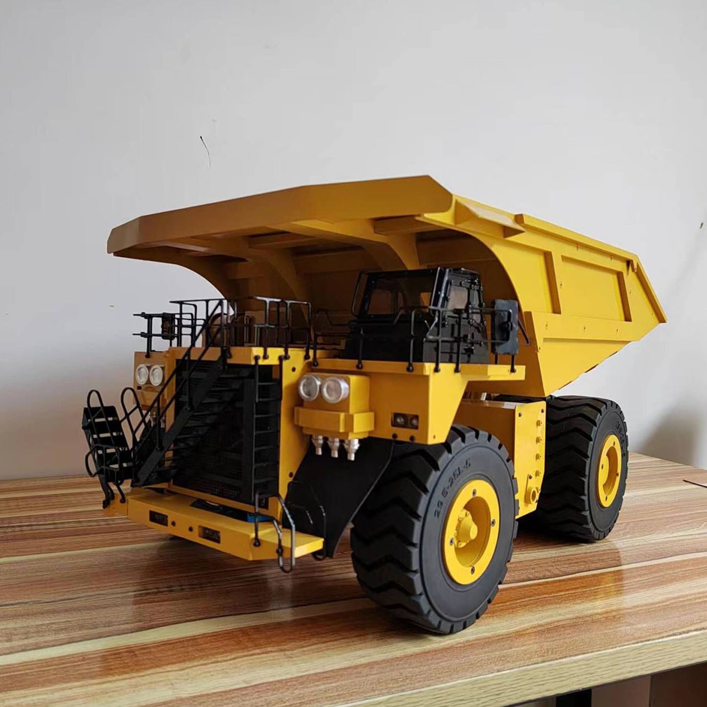 1/20 RC Metal Hydraulic Mining Truck 793D Heavy Construction Machine Radio Controlled Tipper Car I6X Radio Lights RTR Battery