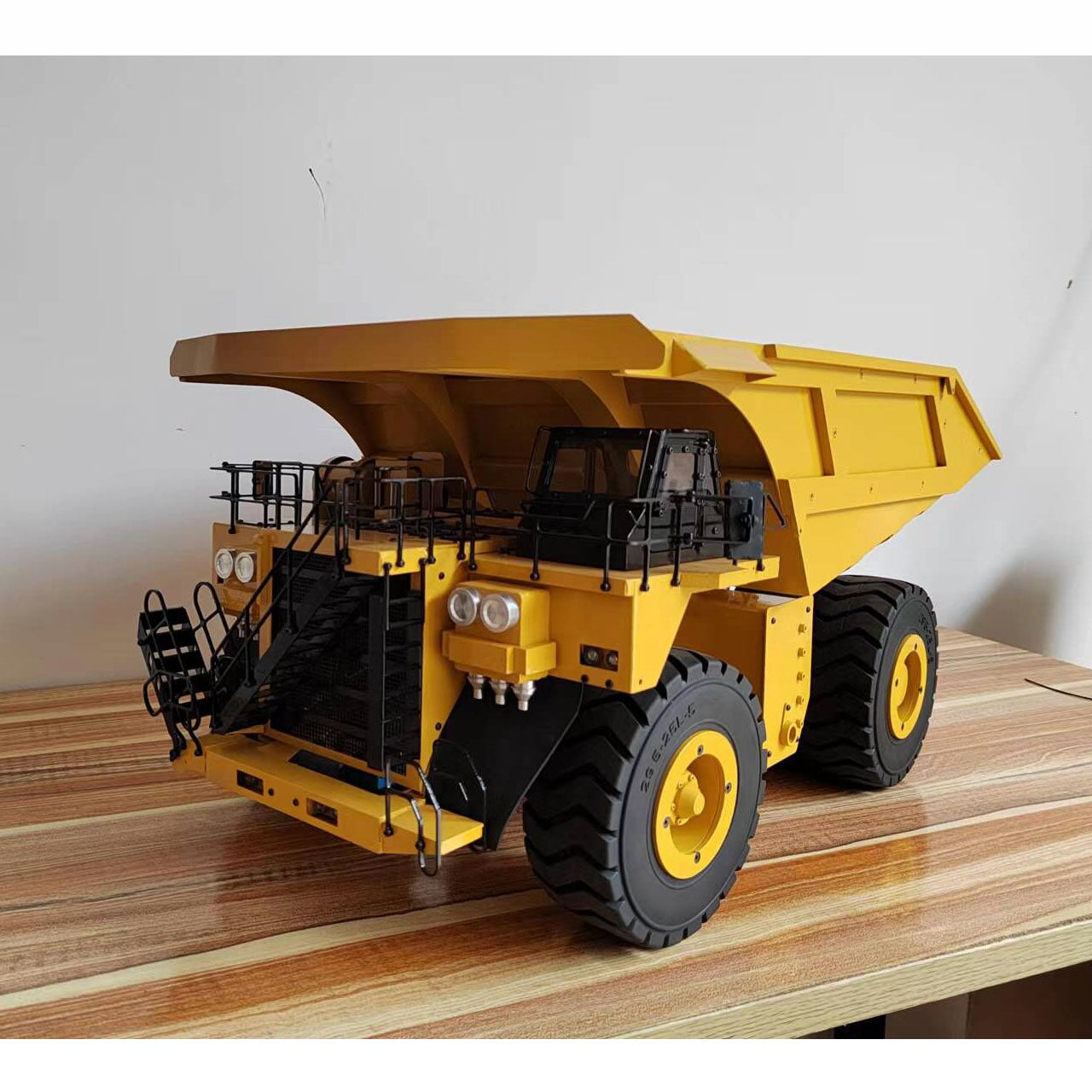 1/20 793D Metal Hydraulic RC Mine Truck Remote Controlled Heavy-duty Dumper Model Car I6X Radio Lights 61*38*30cm