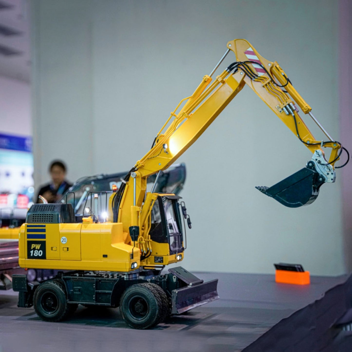 1/12 Remote Control Hydraulic Wheeled Excavator PW180 10CH Valve Metal Construction Vehicle Axle Lock Support Legs Front Shovel