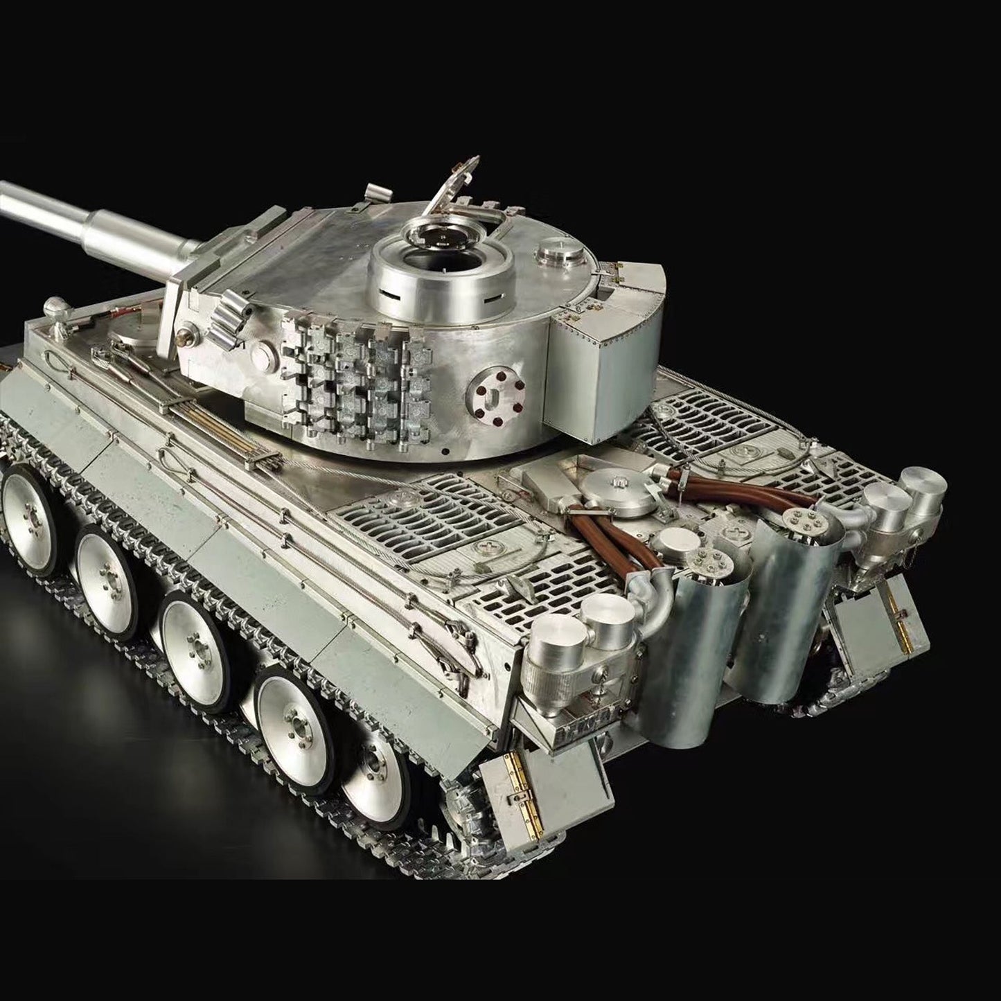 Henglong 1/6 Scale Full Metal German Tiger I RTR RC Tank 3818 Tracks Radio controller Barrel Recoil 360 Degrees Turret Battery Charger