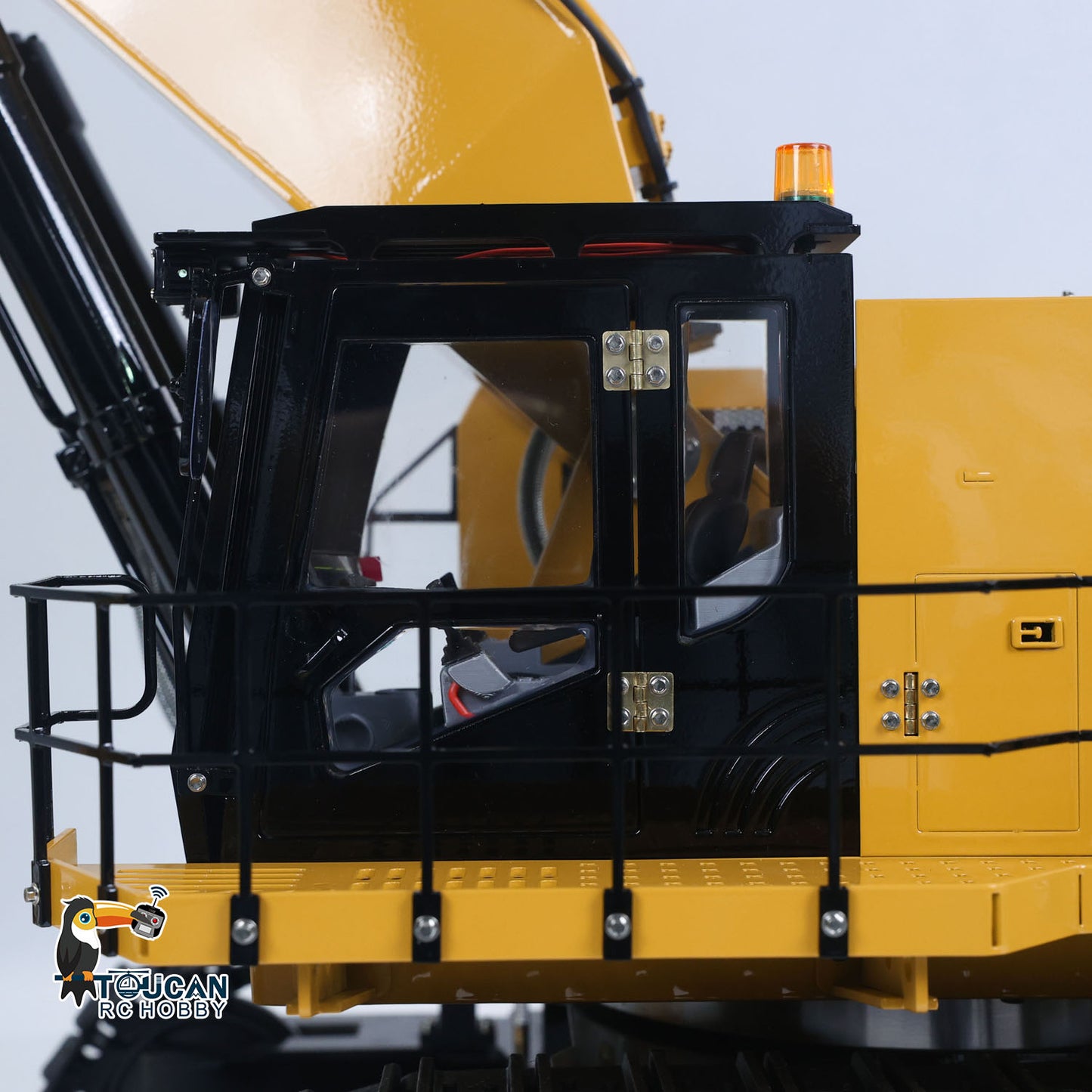 1/14 6015B Metal Hydraulic Radio Controlled Excavator Light Liquid Crystal display Painted Body Rotates 360Degrees