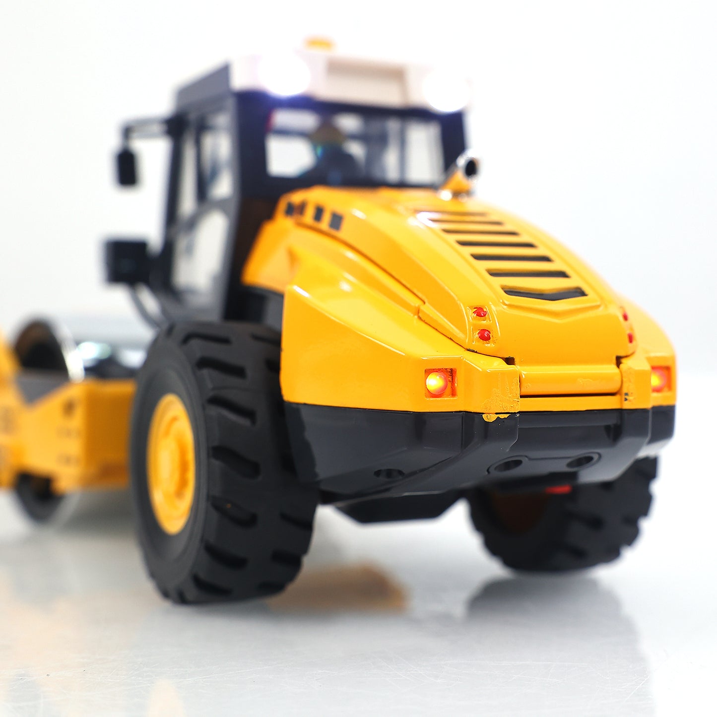 1/50 Mini Remote Control Road Roller RTR Electric RC Construction Vehicle Finished Model Metal Blade Lights Sounds Effect
