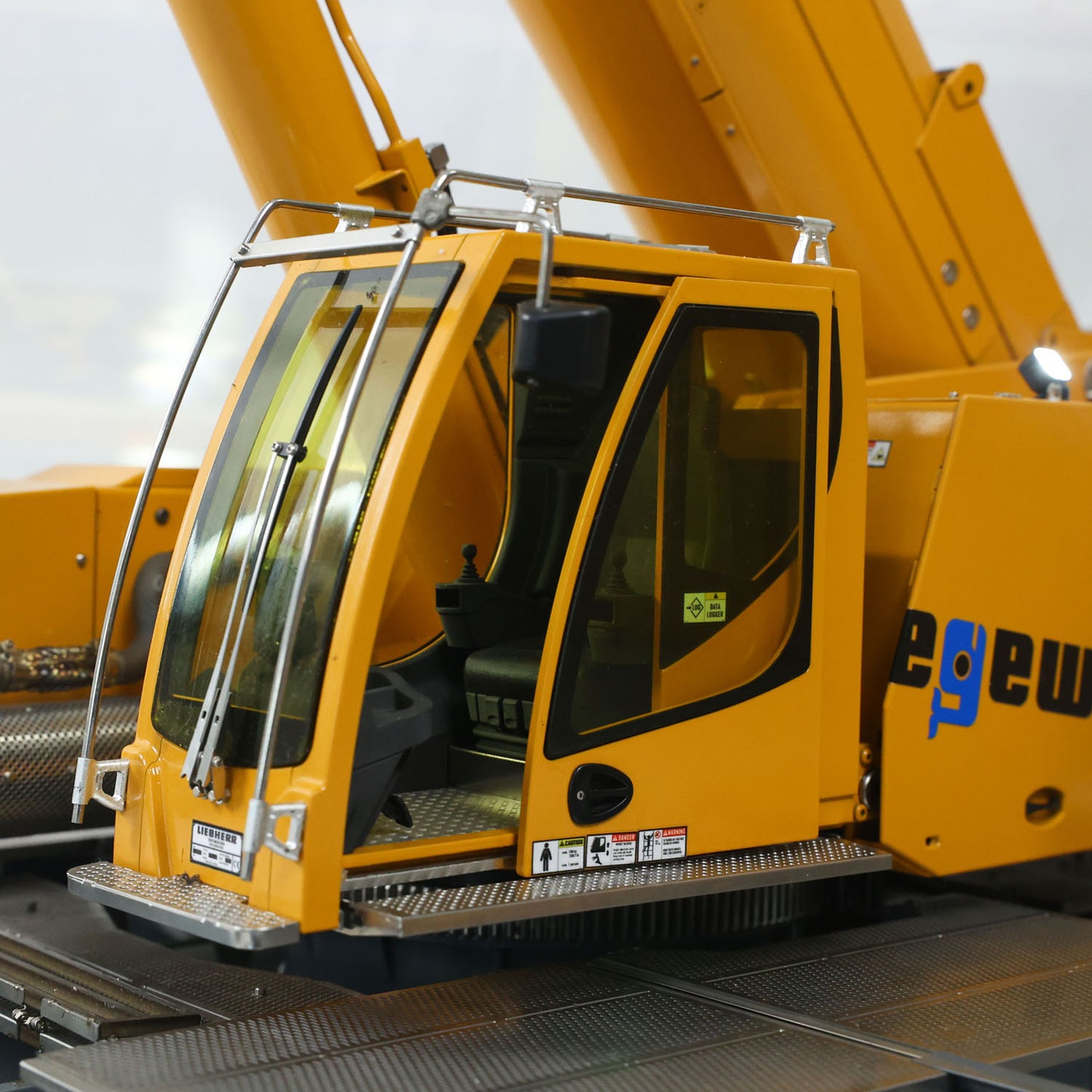Pre-order Eyewhale New Product 1/14 All Terrain Remote Control Hydraulic Mobile Crane Truck D1220 6Axles Construction Vehicles Radio FlySky PL18EV