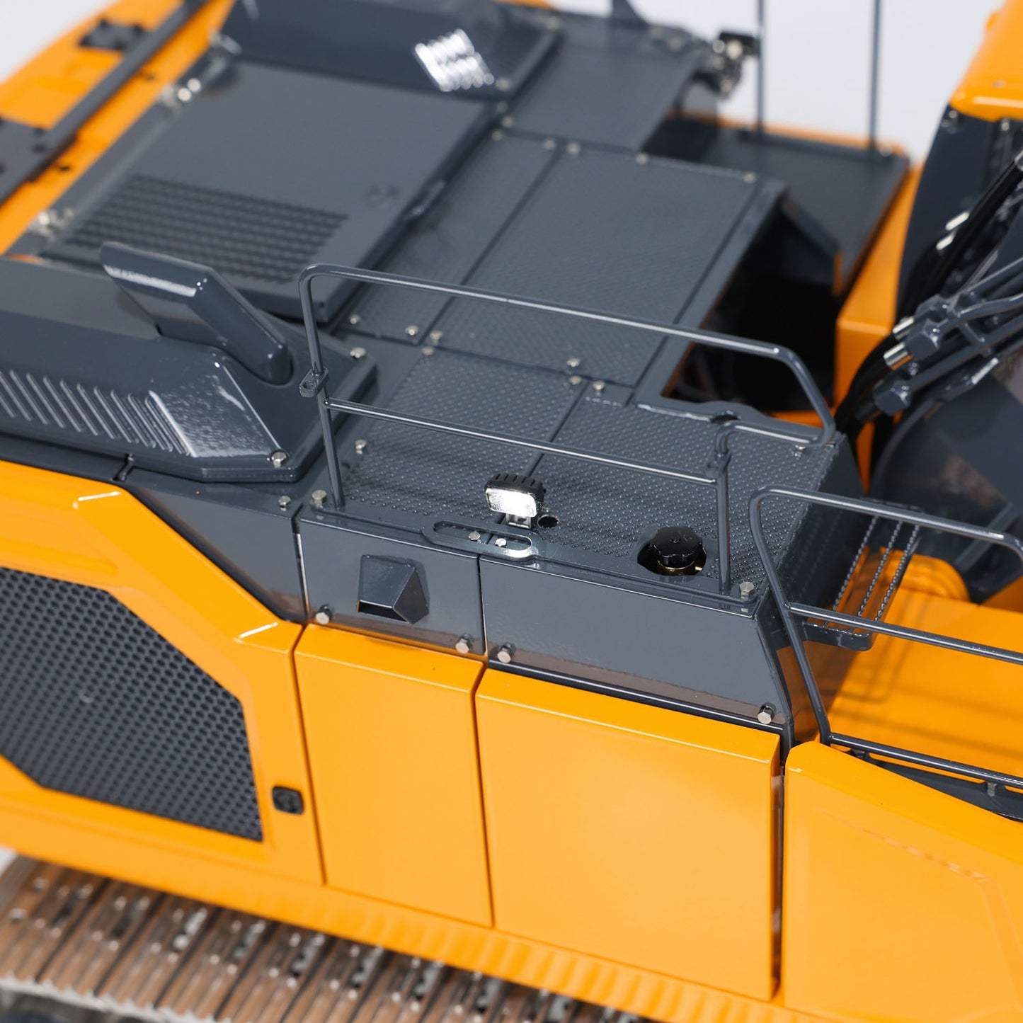 LESU AOUE LR945 3-Arm 1/14 LESU RC Hydraulic Excavator RTR Metal Construction Vehicle Models Radio Control Digger Engineering Machine FlySky PL18EV