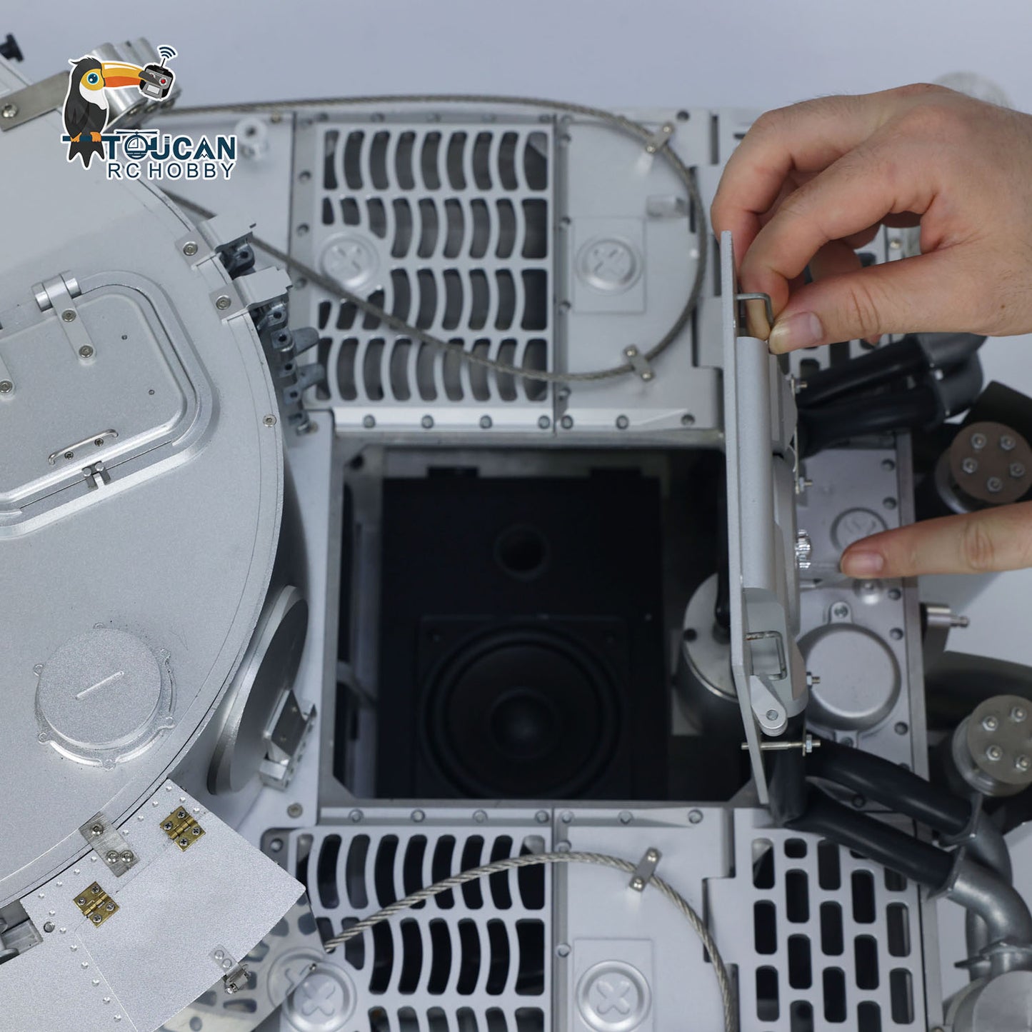 Henglong 1:8 Scale Full Metal RC Tank 3818 German Tiger I RTR Model Track Wheel Barrel Recoil 360 Turret Smoke Unit Transmitter