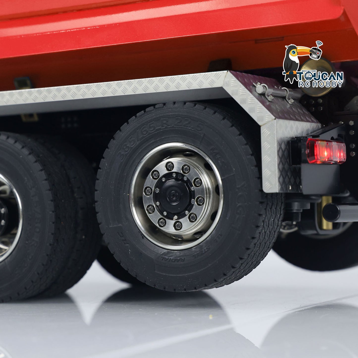 1/14 8*8 Hydraulic RC Full Dump Truck Radio Control Tipper Car with U-shaped High Bucket 3-speed Light Sound System