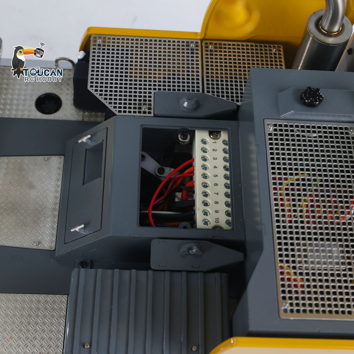 Eyewhale D1050 Metal 1/14 RC Hydraulic Mobile Crane Truck All Terrain Vehicle 3Axles Radio Control Hoist Model Paladin PL18EV