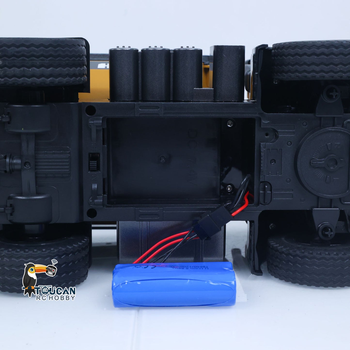 HUINA 1/14 Electric RC Dump Truck 573 RTR Remote Control Tipper Model Vehicle Flowing Water Light Sound Effect 2.4G Radio Battery Ready to Run