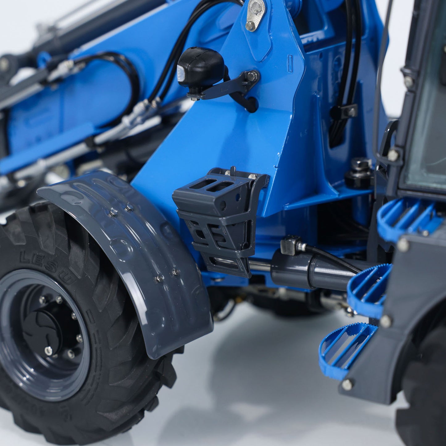 LESU 1/14 Hydraulic RC Telescopic Arm Loader AT1050 Radio Control Fork Truck Painted Assembled Engineering Vehicle FlySky ST8 Sound Light