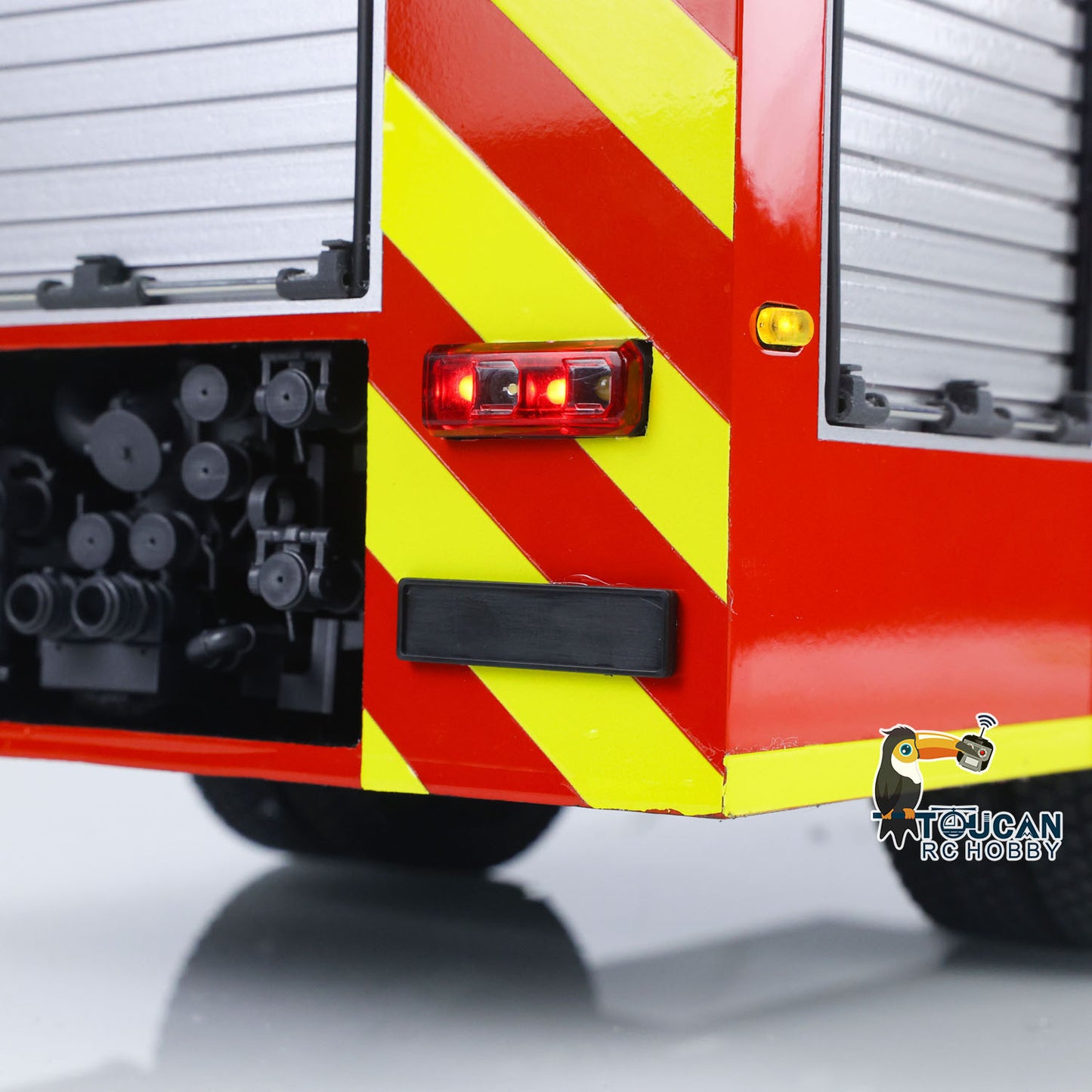 1/14 4X4 Plastic Chassis Radio Controlled Sprinkler Fire Truck 2Speed Gearbox Water Spraying RC Model Vehicle No Battery