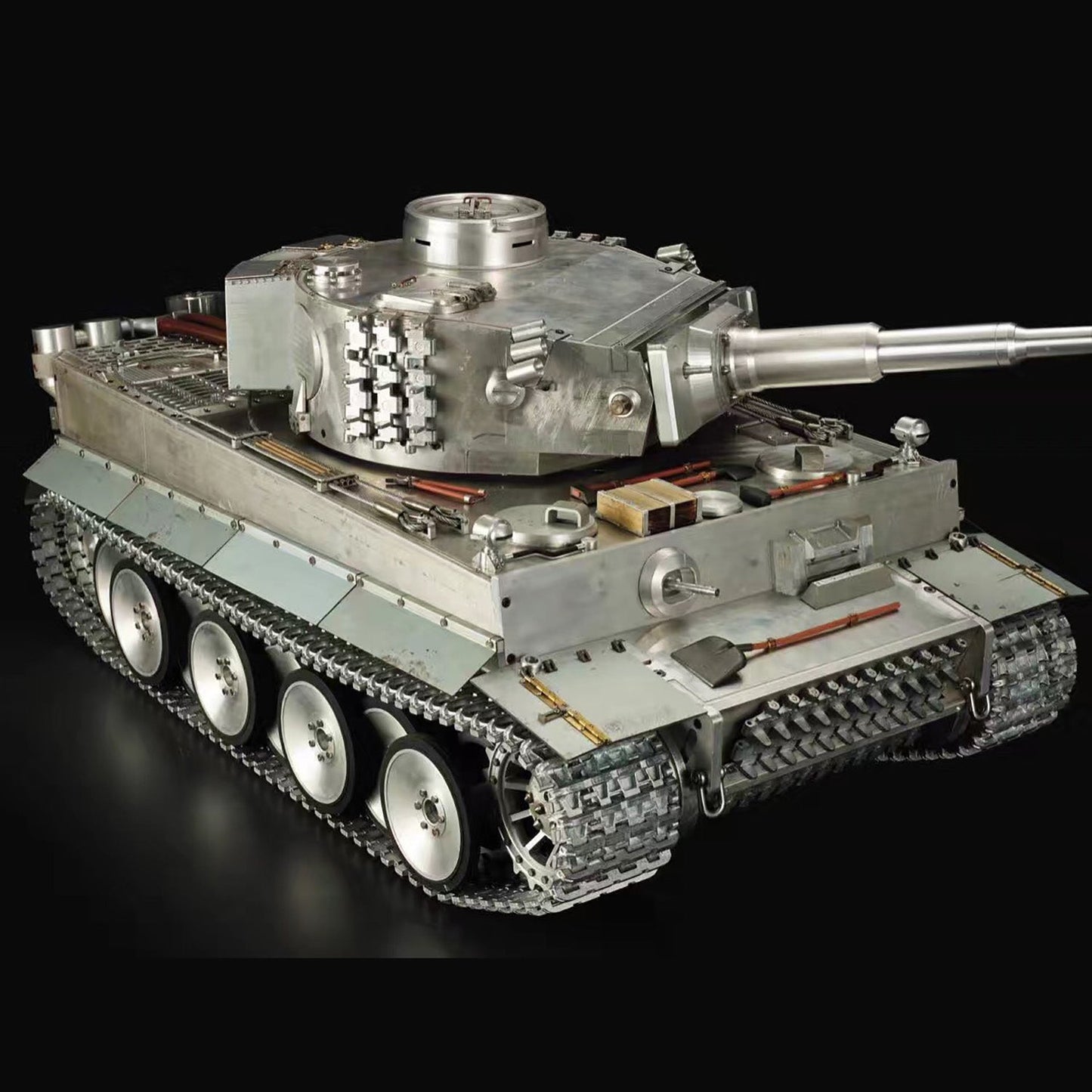 Henglong 1/6 Scale Full Metal German Tiger I RTR RC Tank 3818 Tracks Radio controller Barrel Recoil 360 Degrees Turret Battery Charger