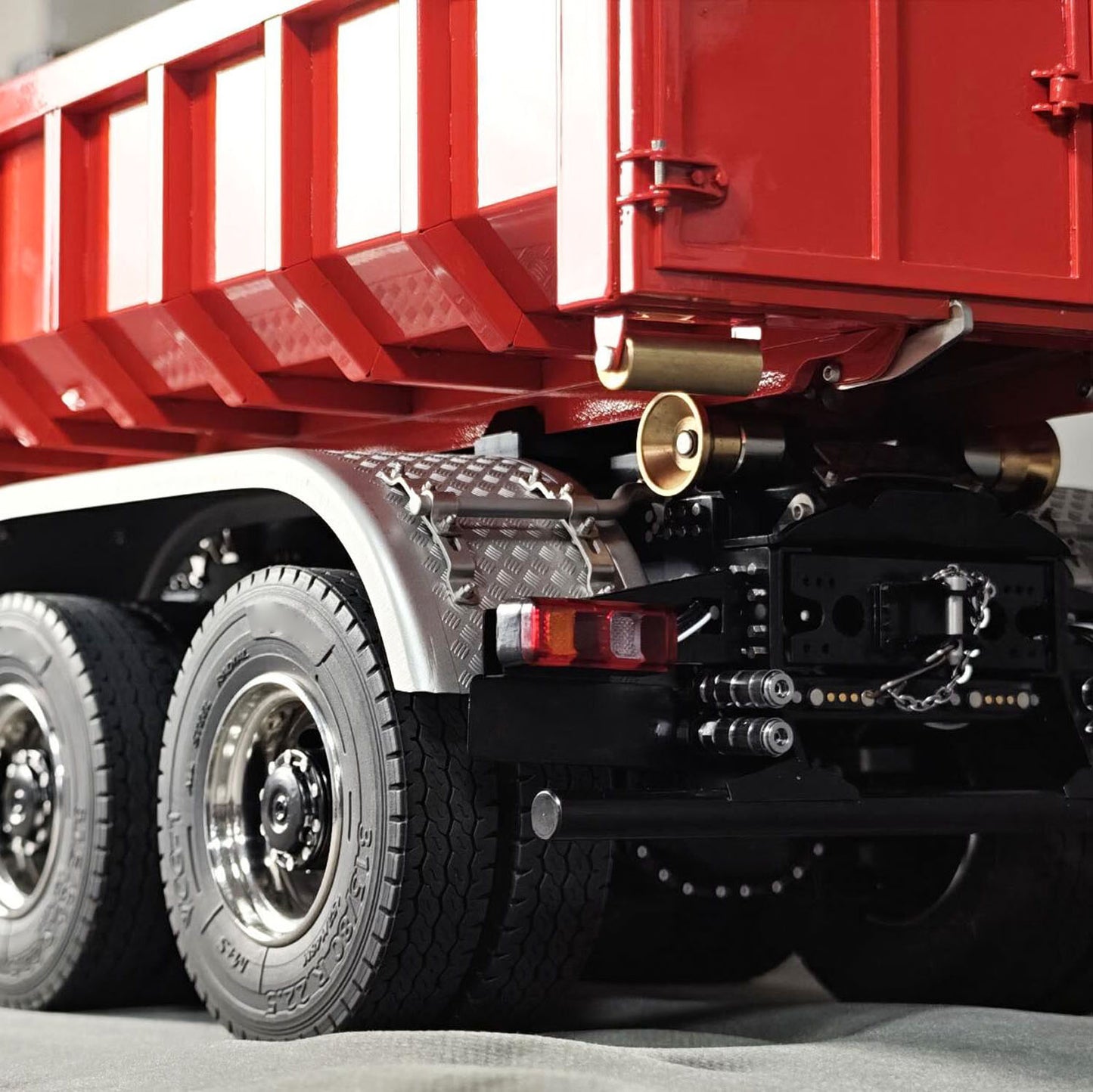 1/14 5 Valves Radio Controlled Hydraulic Roll On Off Dump Truck 8X8 RC Full Tipper 3Speed Gearbox Hobbywing Brushed Motor ESC