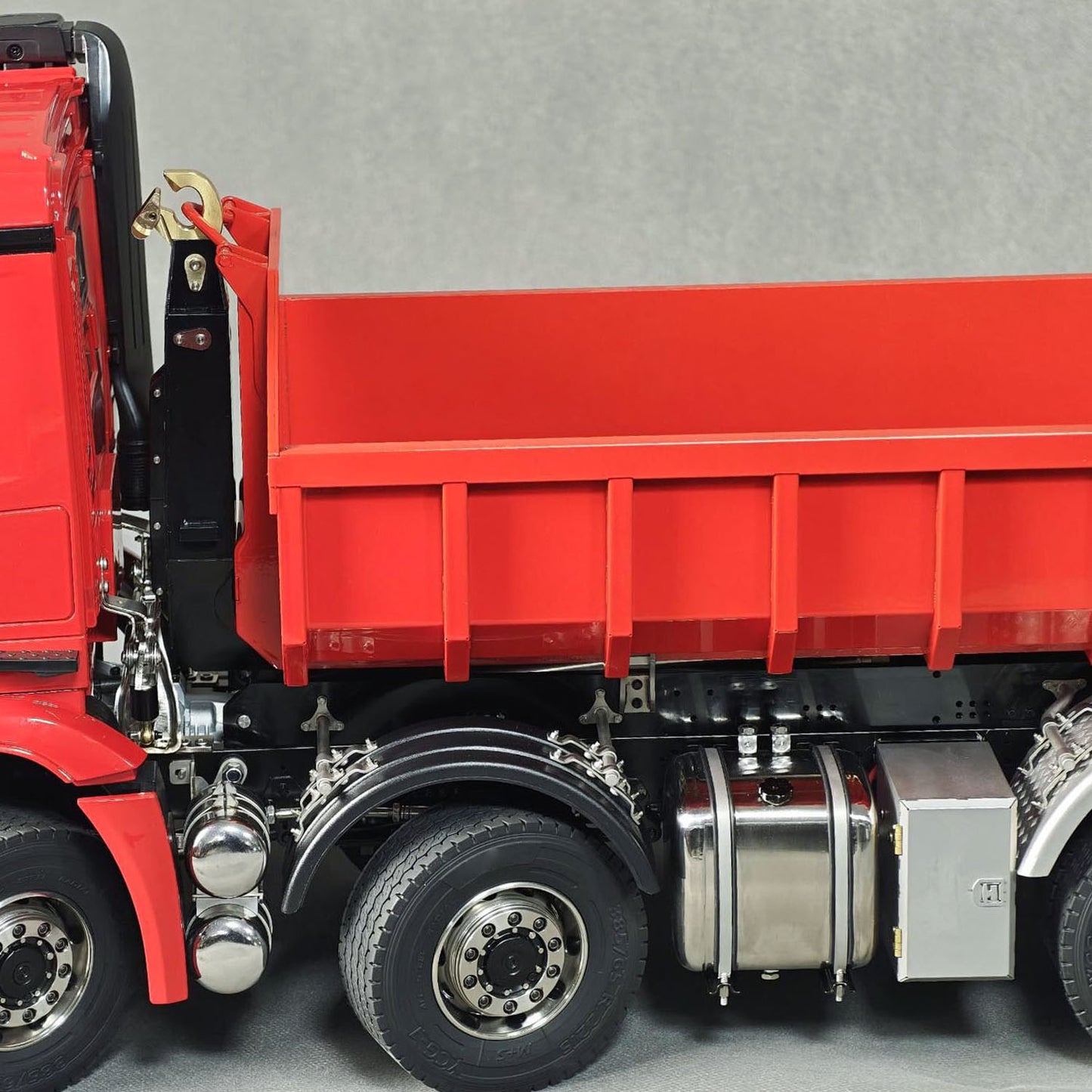 1/14 5 Valves Radio Controlled Hydraulic Roll On Off Dump Truck 8X8 RC Full Tipper 3Speed Gearbox Hobbywing Brushed Motor ESC