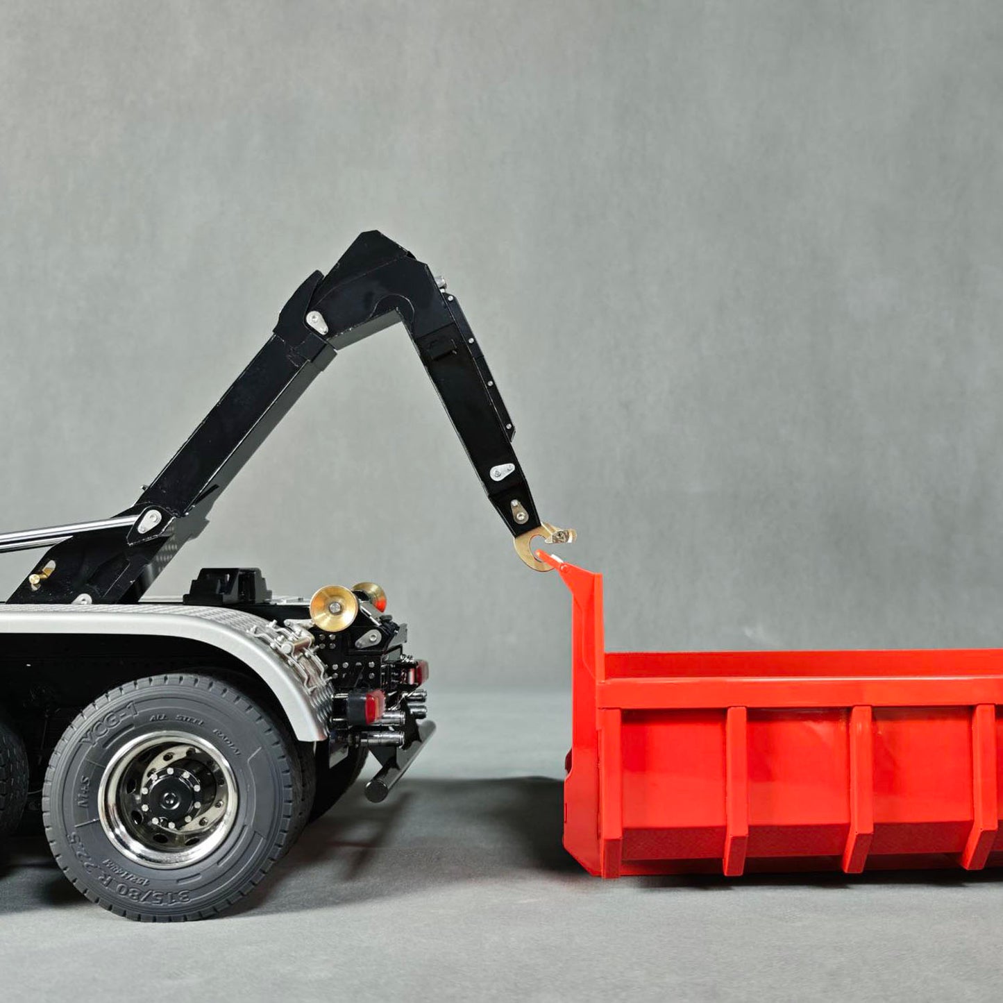 1/14 5 Valves Radio Controlled Hydraulic Roll On Off Dump Truck 8X8 RC Full Tipper 3Speed Gearbox Hobbywing Brushed Motor ESC
