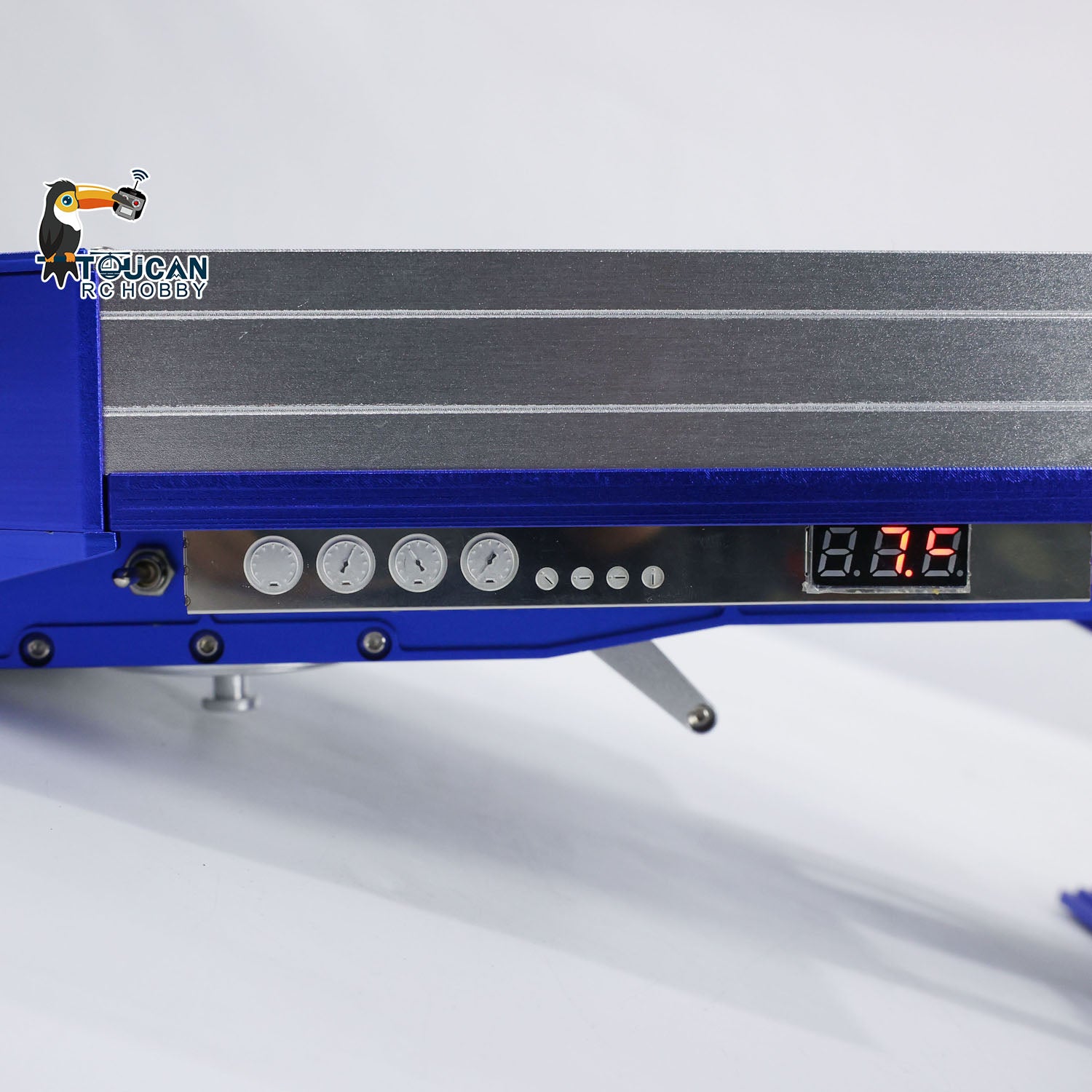 Degree DG-999 V2 1/14 4-Axle Metal RC Heavy Haul Trailer battery voltage display detail