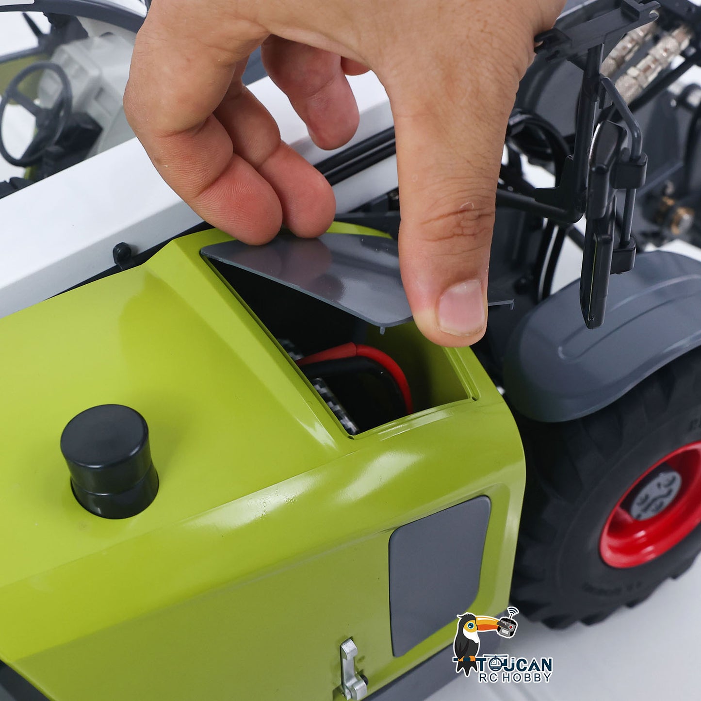 JDM-128 1/14 Metal RC Hydraulic Telehandler Telescopic Forklift Battery Installation