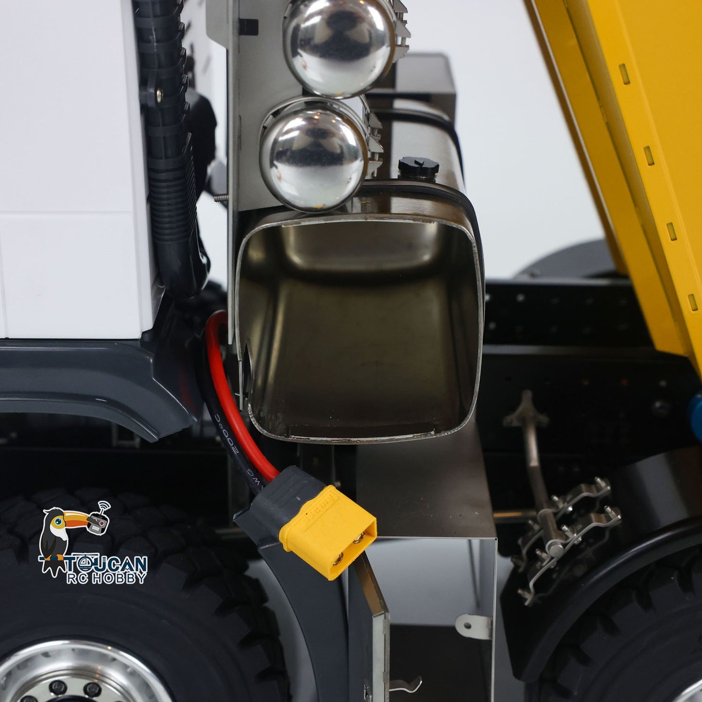 JDM-219 1/14 Metal RC Hydraulic 10x10 Dump Truck battery compartment detail