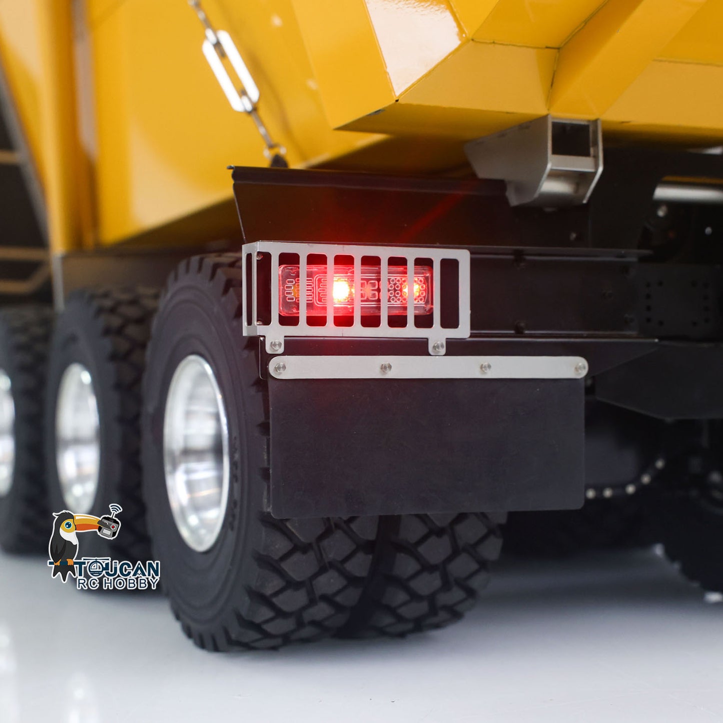 JDM-219 1/14 Metal RC Hydraulic 10x10 Dump Truck tail light detail