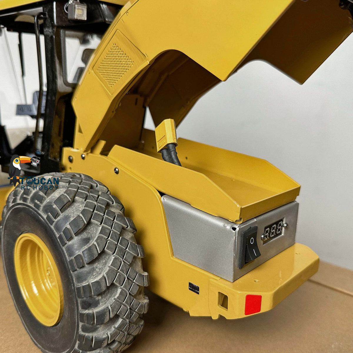 JZM CS11 1/12 Metal RC Road Roller battery compartment detail