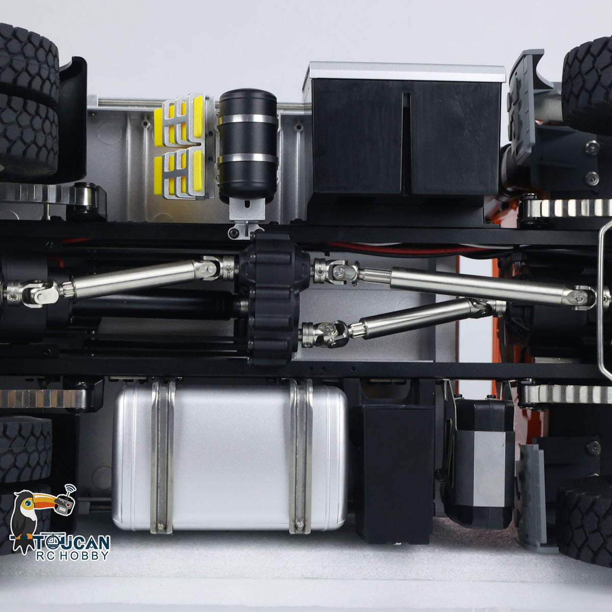 Kabolite 5701 1/14 4x4 Plastic RC Dump Truck drivetrain drive shaft detail
