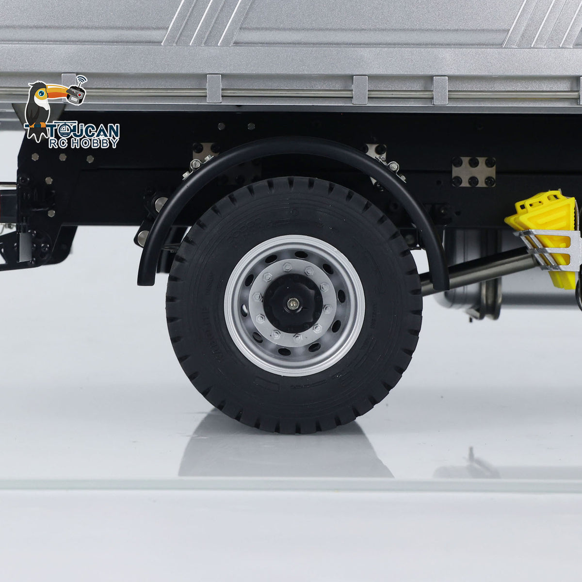 Kabolite 5701 1/14 4x4 Plastic RC Dump Truck tire tread detail