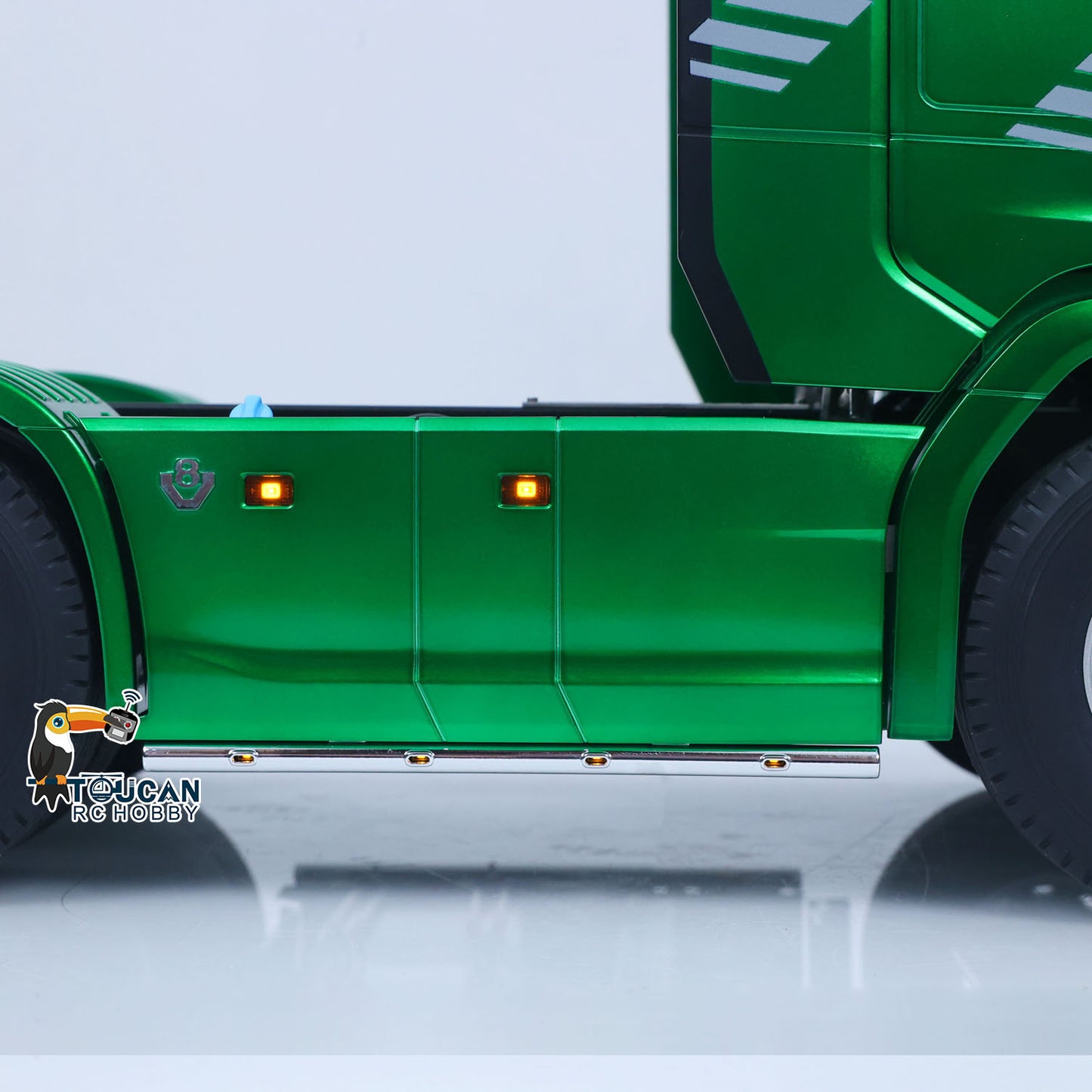 KABOLITE 770S-100 1/14 6x6 RC Tractor Truck side lighting system detail