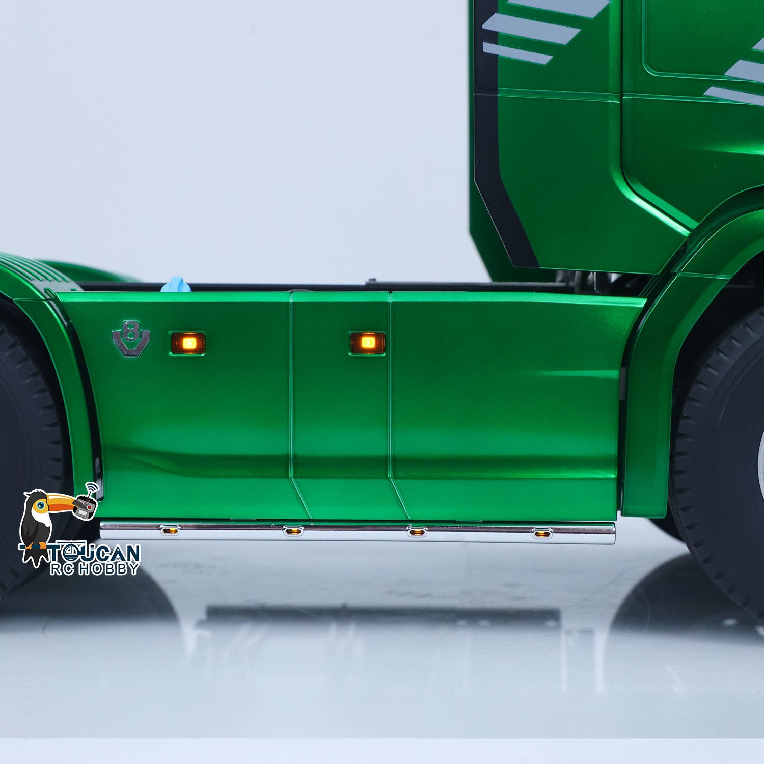 KABOLITE 770S-100 1/14 6x6 RC Tractor Truck side lighting system detail