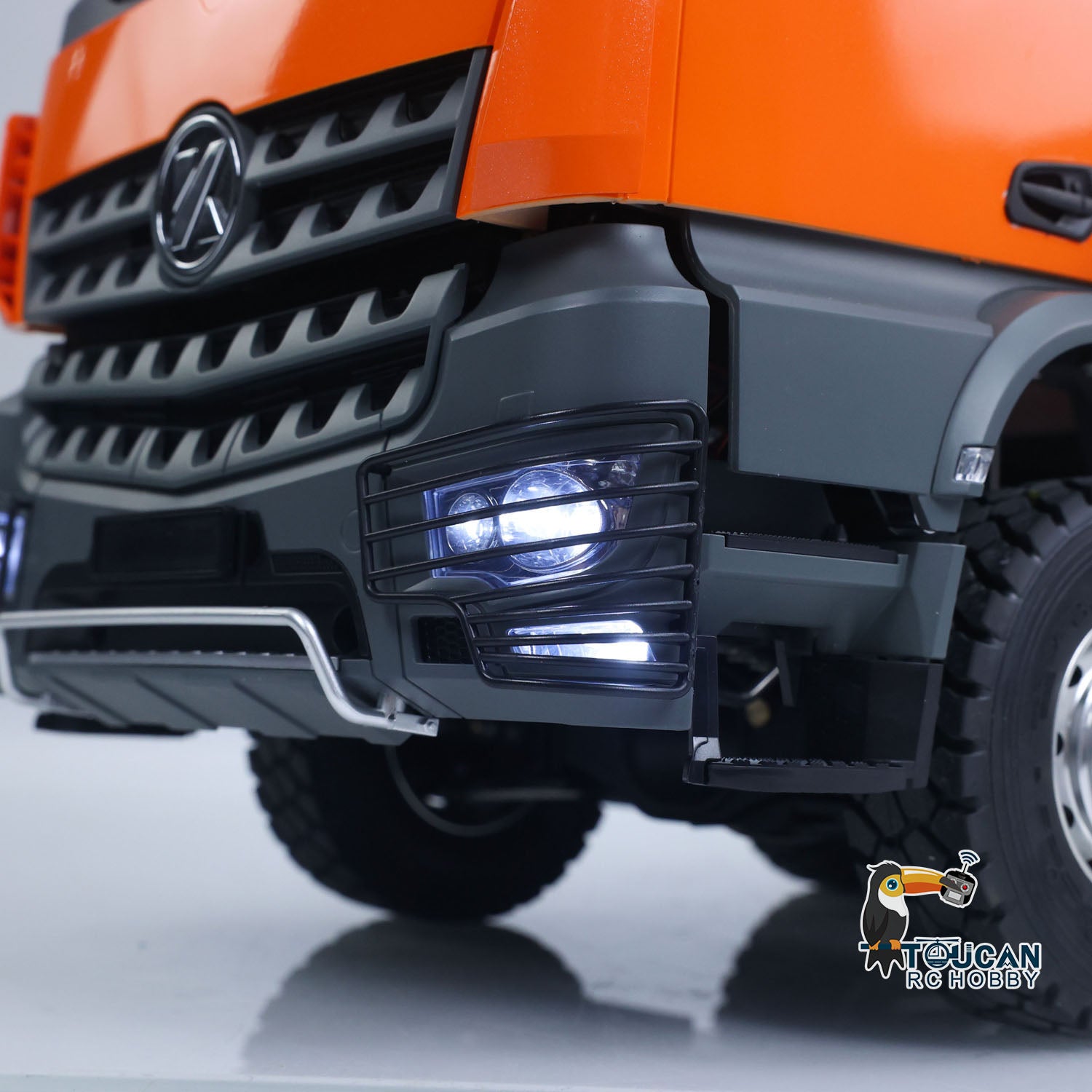 KABOLITE K3367 1/14 Metal RC Hydraulic 8x8 Dump Truck headlight detail