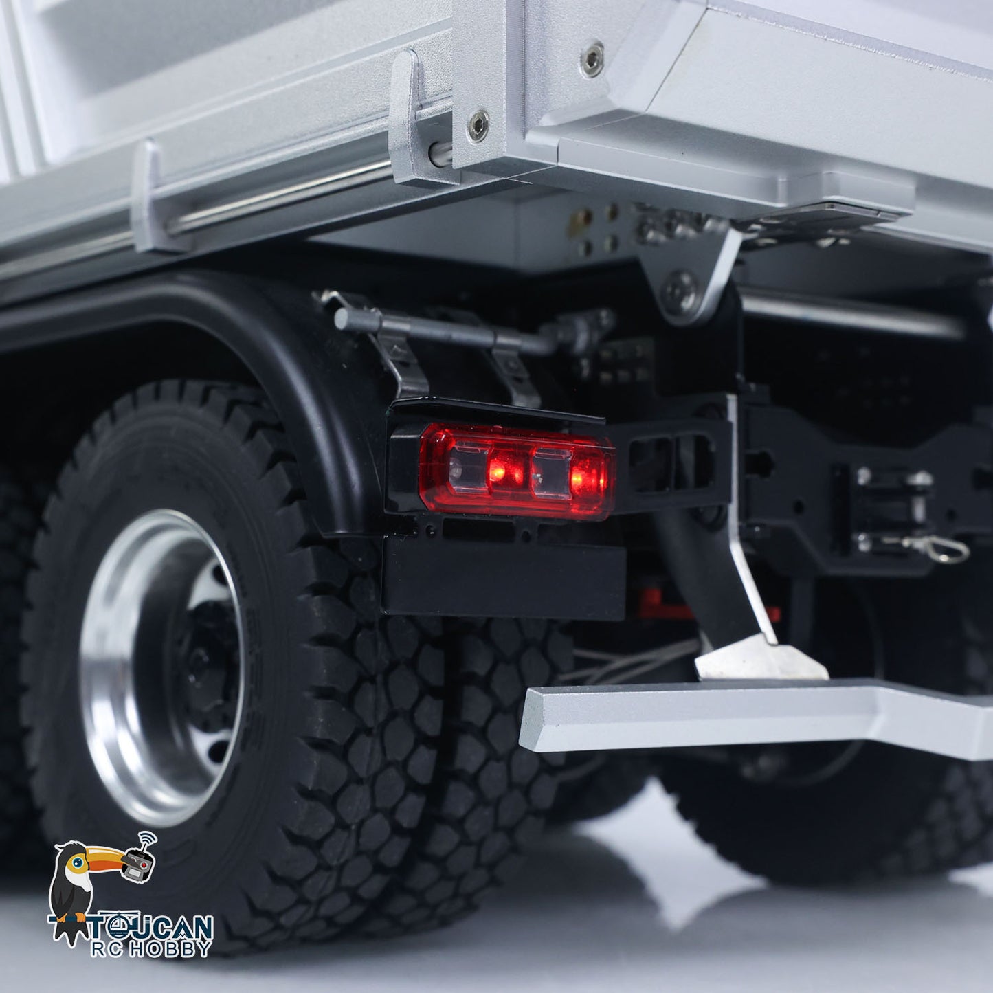 KABOLITE K3367 1/14 Metal RC Hydraulic 8x8 Dump Truck tail light detail