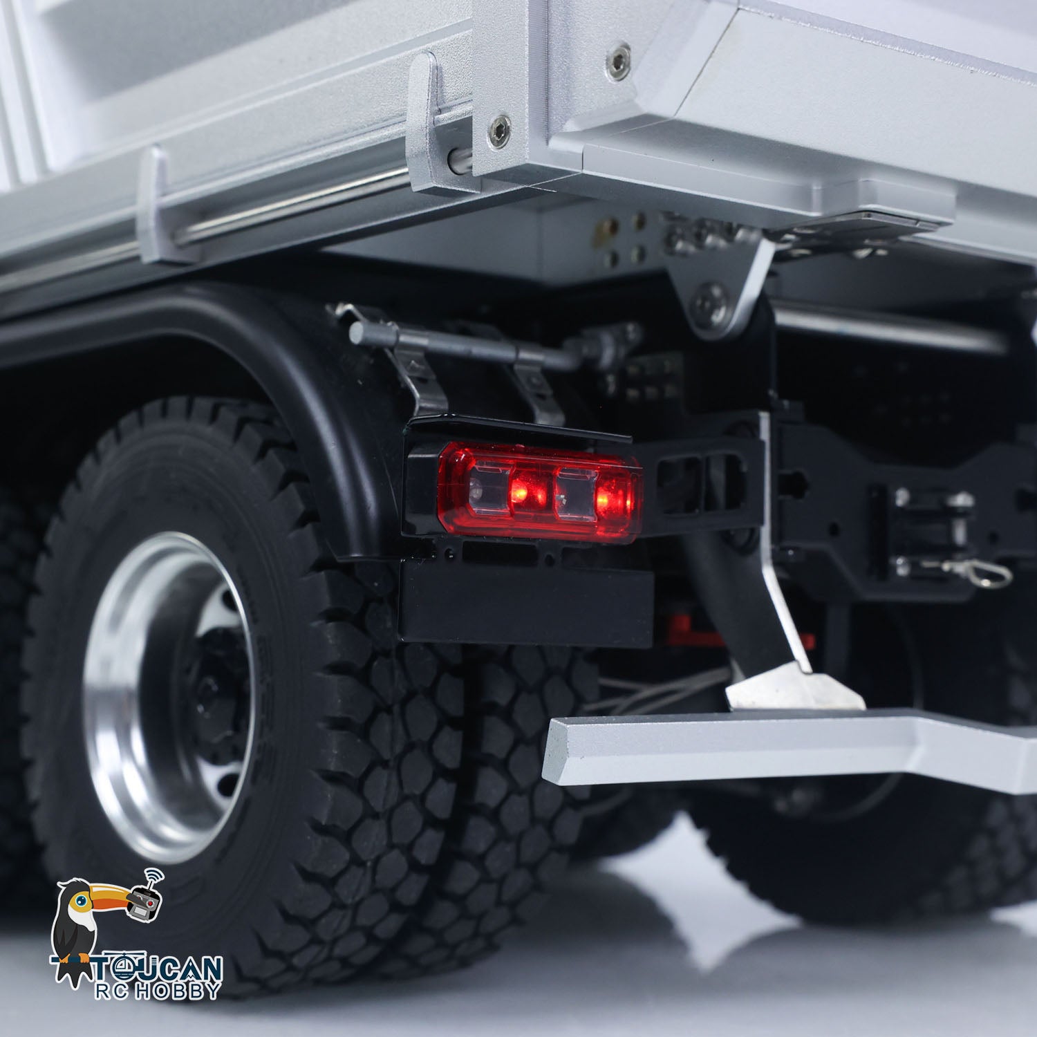 KABOLITE K3367 1/14 Metal RC Hydraulic 8x8 Dump Truck tail light detail