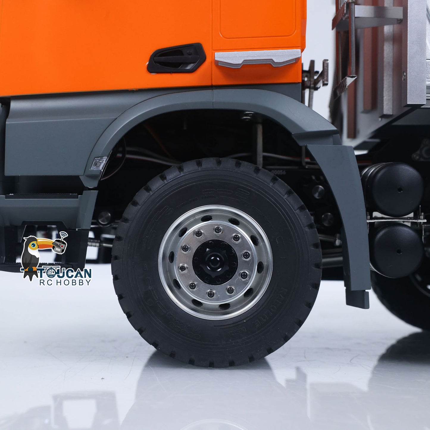 KABOLITE K3367 1/14 Metal RC Hydraulic 8x8 Dump Truck tire detail