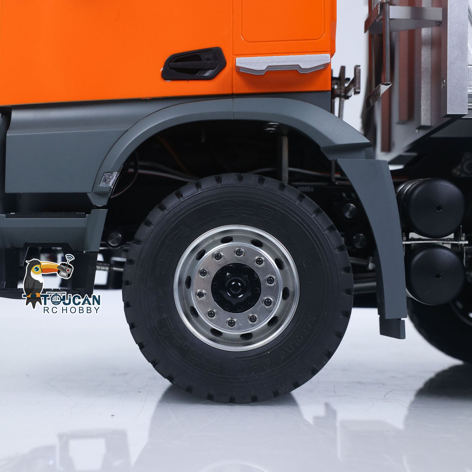 KABOLITE K3367 1/14 Metal RC Hydraulic 8x8 Dump Truck tire detail