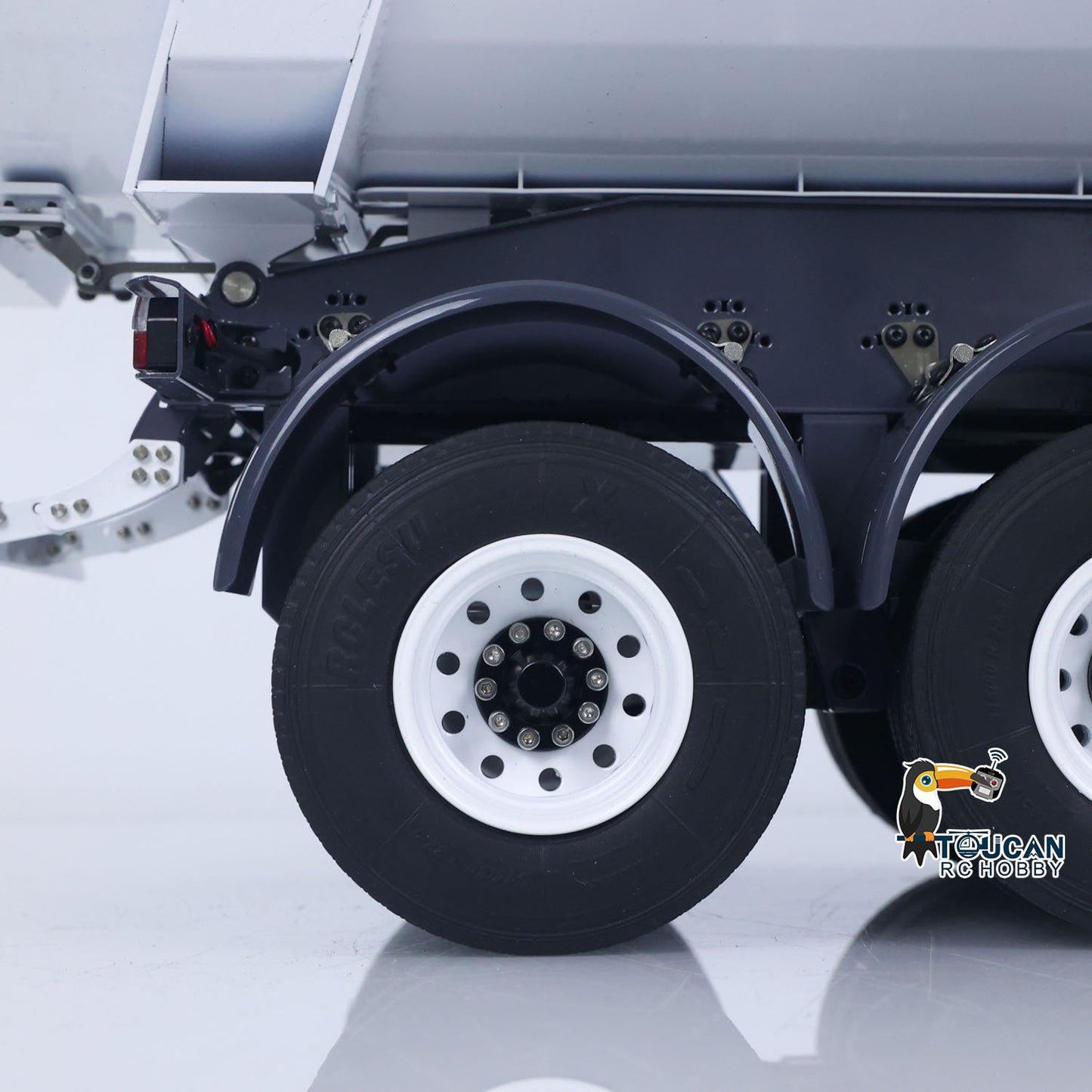 LESU A0045 1/14 Metal 3-Axle Hydraulic Dump Trailer wheels and hubs for realistic road movement