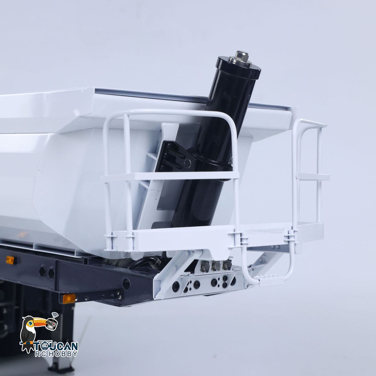 LESU A0045 1/14 Metal 3-Axle Hydraulic Dump Trailer protective rail structure