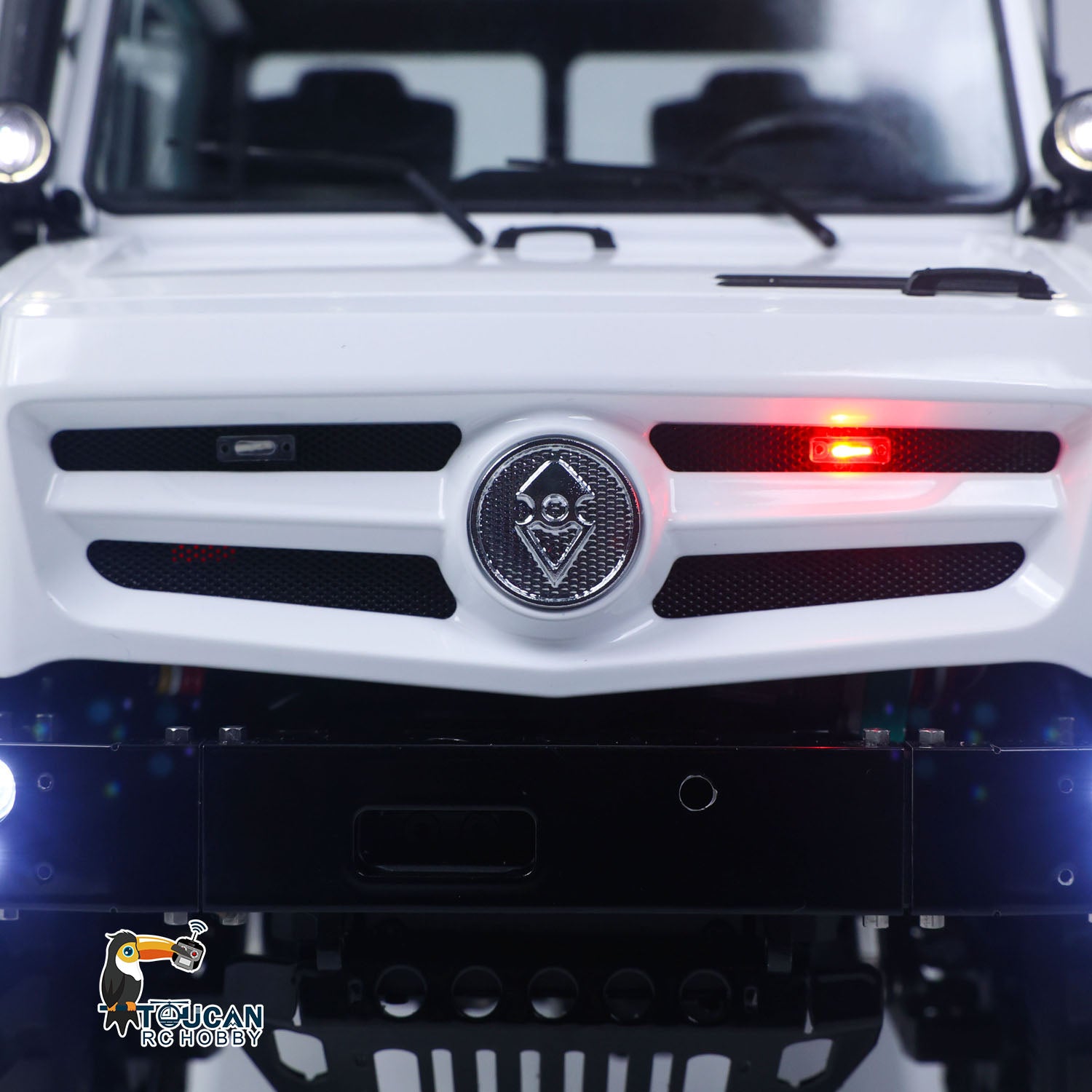 LESU MT44023 1/14 Metal RC U4023 4x4 Off-Road All-Terrain Truck red LED headlight detail