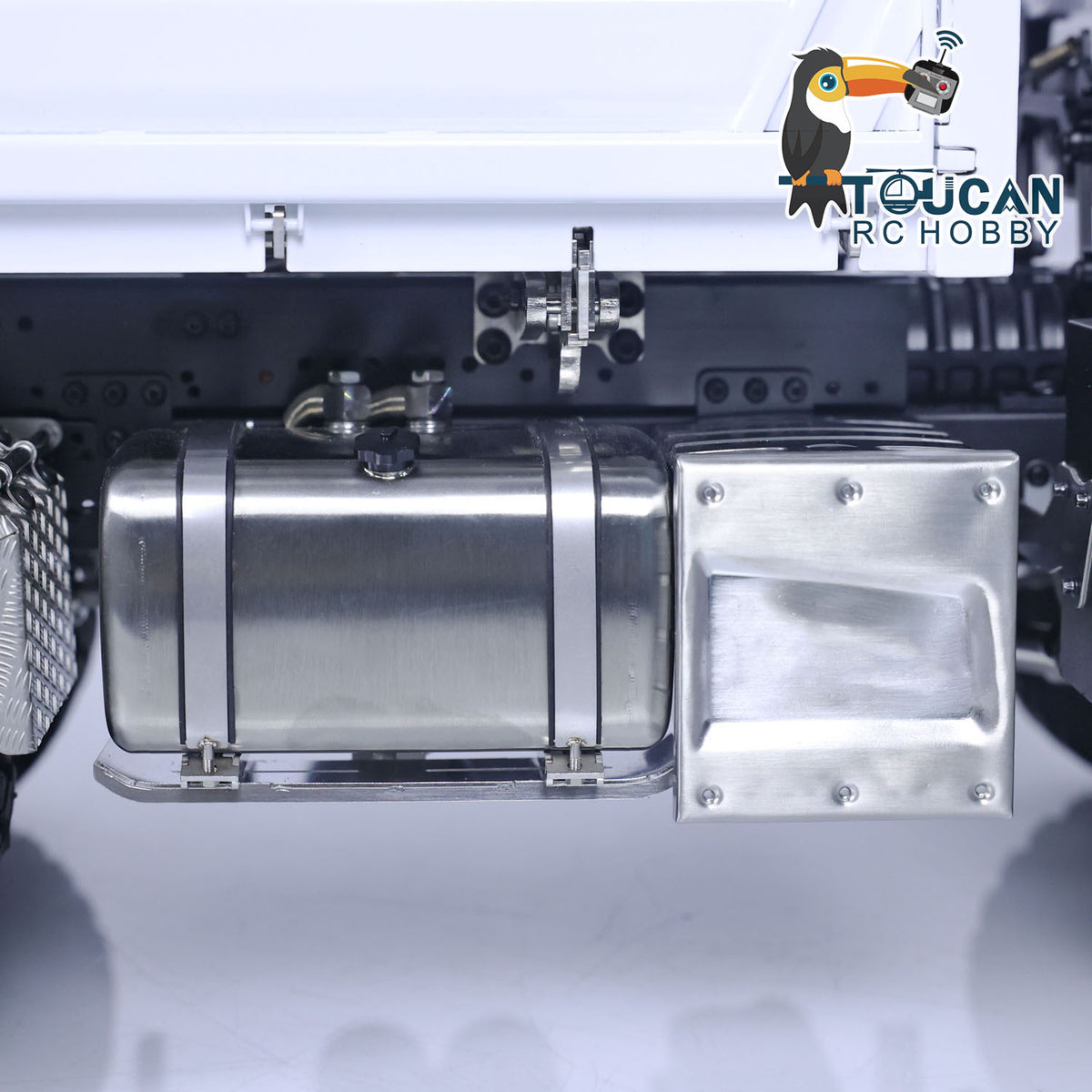 LESU Z0018 1/14 6x6 Metal RC Hydraulic Dump Truck hydraulic oil tank detail
