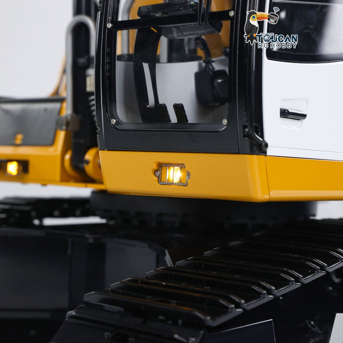 MT Model 946 1/14 Metal Hydraulic RC Tracked Excavator lighting detail