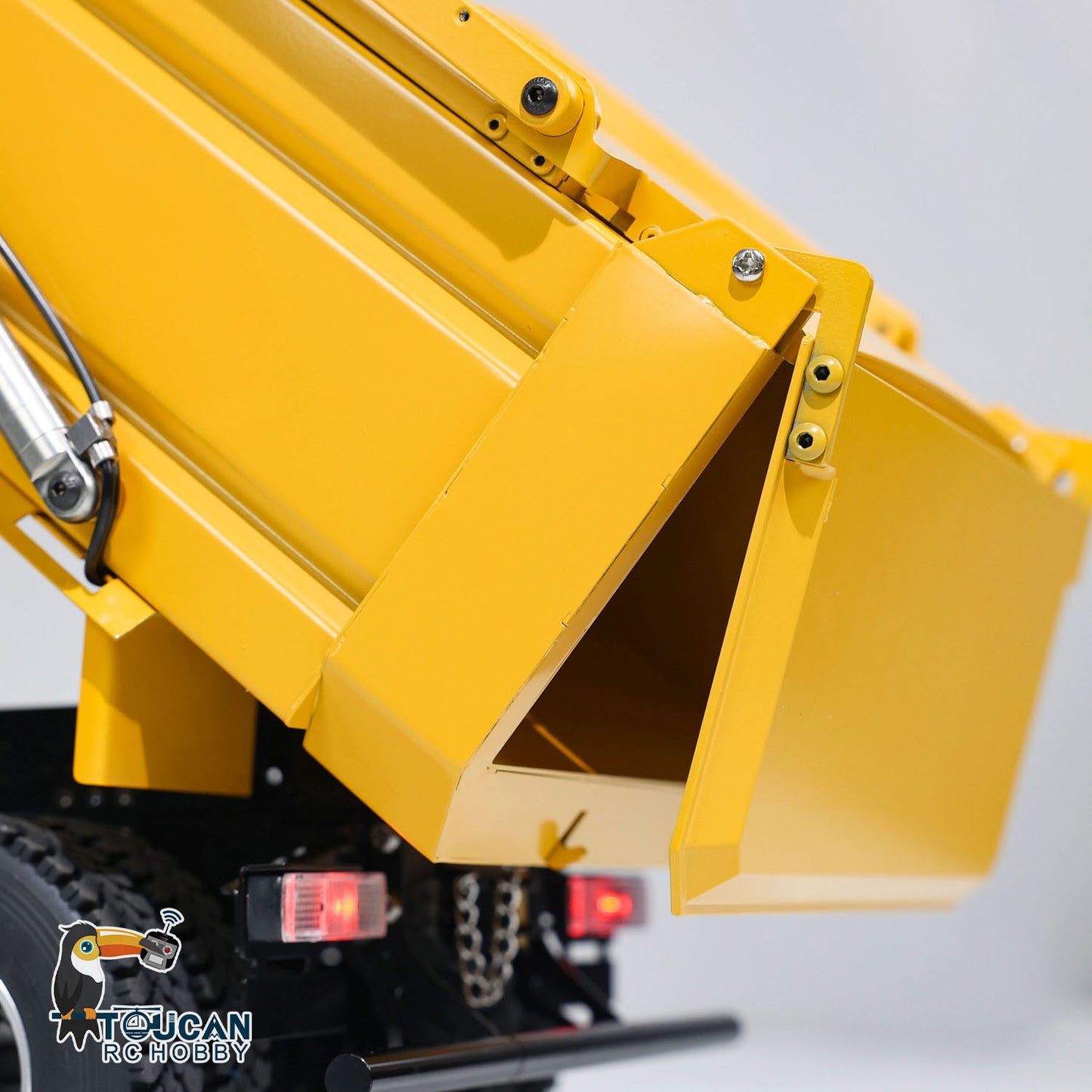 Metal RC Hydraulic Dump Truck Yellow Cargo Bed Detail